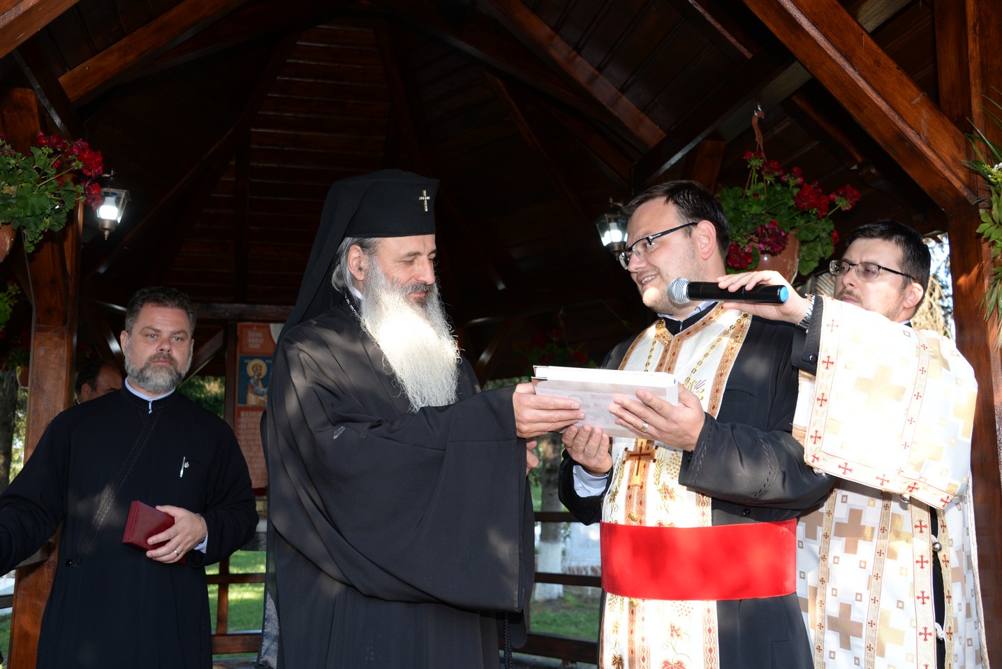 IPS Mitropolit Teofan a sfințit altarul de vară al Parohiei Poienița: a fost prima vizită a ierarhului în această localitate