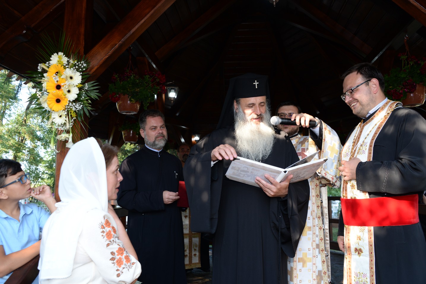 IPS Mitropolit Teofan a sfințit altarul de vară al Parohiei Poienița: a fost prima vizită a ierarhului în această localitate