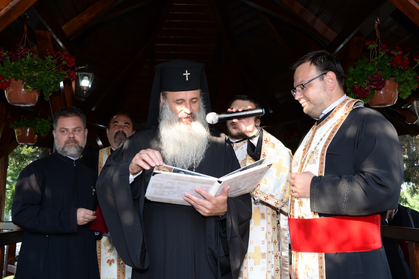 IPS Mitropolit Teofan a sfințit altarul de vară al Parohiei Poienița: a fost prima vizită a ierarhului în această localitate