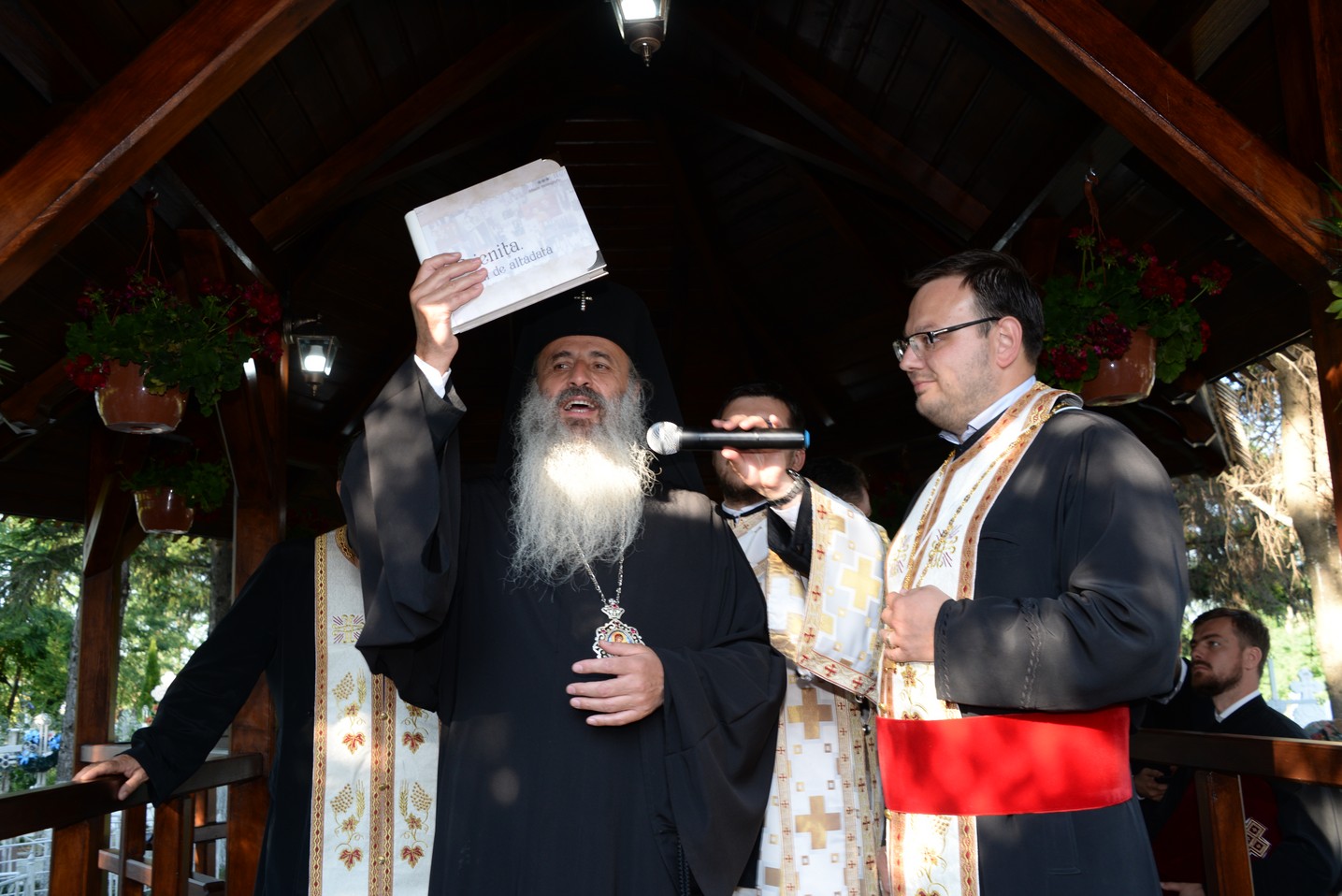 IPS Mitropolit Teofan a sfințit altarul de vară al Parohiei Poienița: a fost prima vizită a ierarhului în această localitate