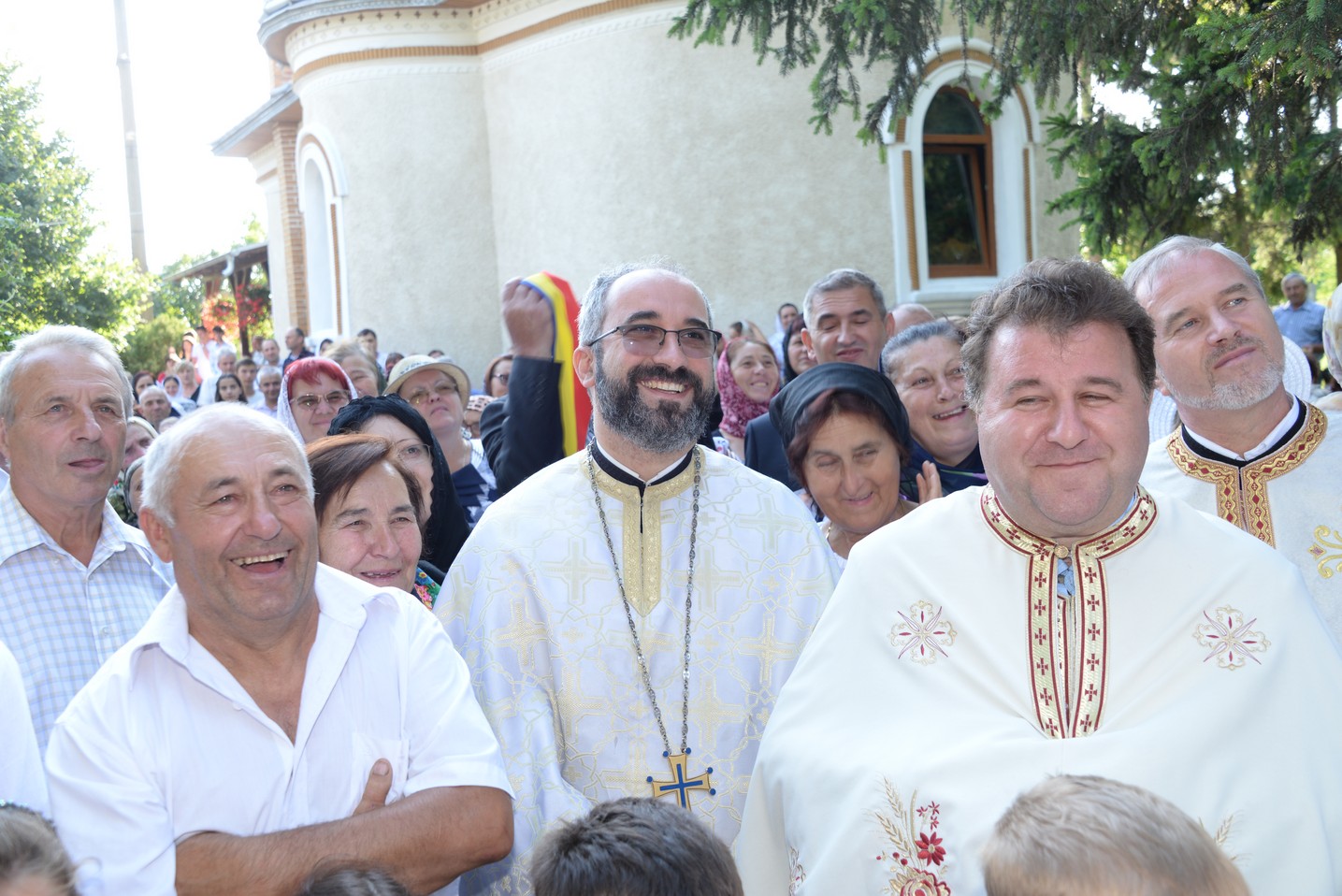 IPS Mitropolit Teofan a sfințit altarul de vară al Parohiei Poienița: a fost prima vizită a ierarhului în această localitate