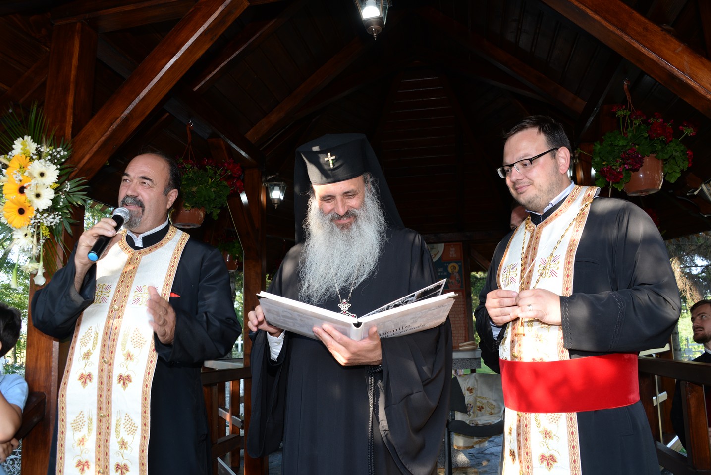 IPS Mitropolit Teofan a sfințit altarul de vară al Parohiei Poienița: a fost prima vizită a ierarhului în această localitate