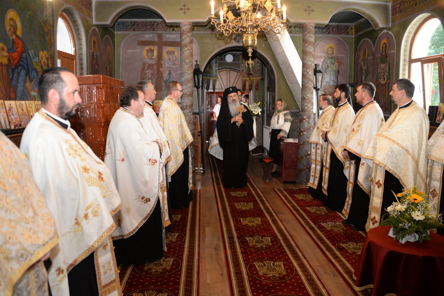 IPS Mitropolit Teofan a sfințit altarul de vară al Parohiei Poienița: a fost prima vizită a ierarhului în această localitate