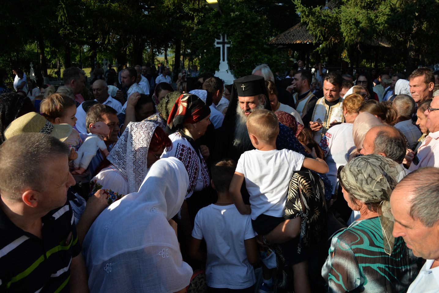 IPS Mitropolit Teofan a sfințit altarul de vară al Parohiei Poienița: a fost prima vizită a ierarhului în această localitate