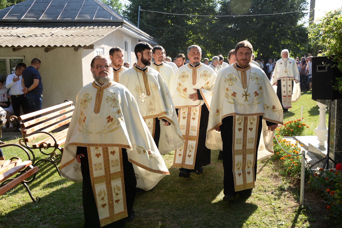 IPS Mitropolit Teofan a sfințit altarul de vară al Parohiei Poienița: a fost prima vizită a ierarhului în această localitate