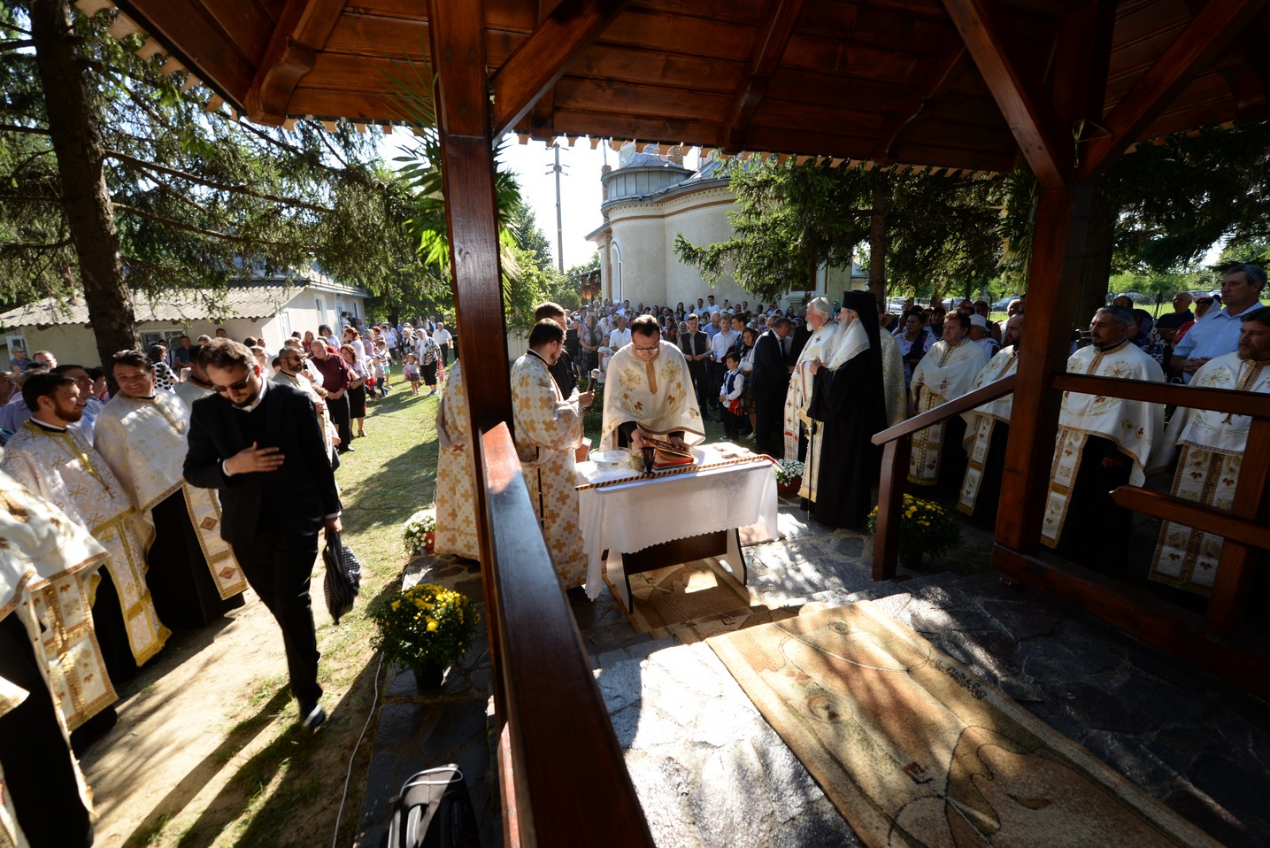 IPS Mitropolit Teofan a sfințit altarul de vară al Parohiei Poienița: a fost prima vizită a ierarhului în această localitate