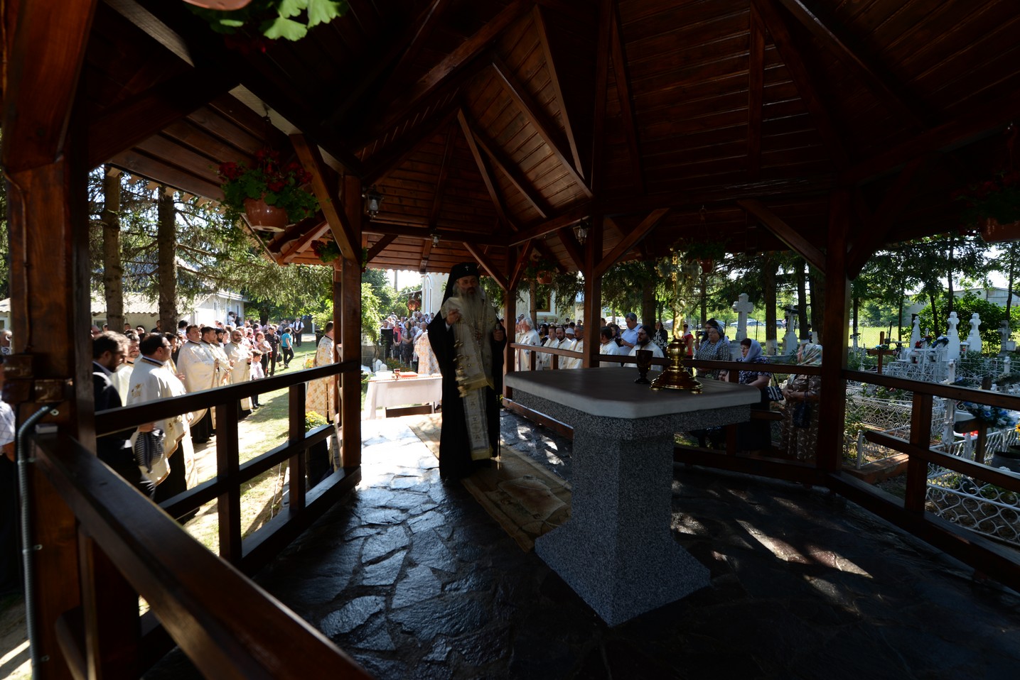 IPS Mitropolit Teofan a sfințit altarul de vară al Parohiei Poienița: a fost prima vizită a ierarhului în această localitate