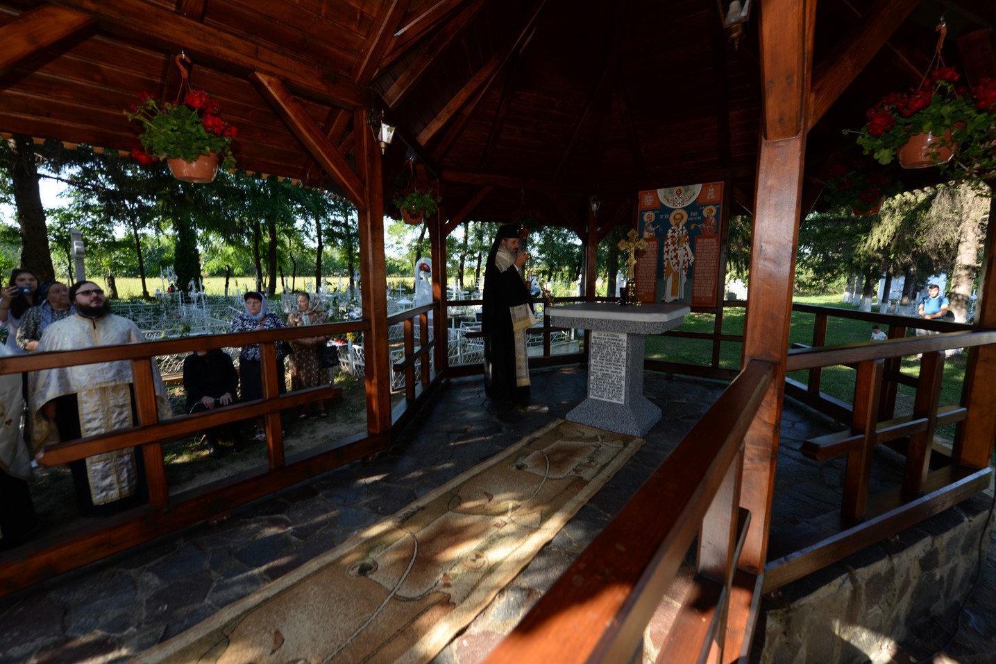 IPS Mitropolit Teofan a sfințit altarul de vară al Parohiei Poienița: a fost prima vizită a ierarhului în această localitate