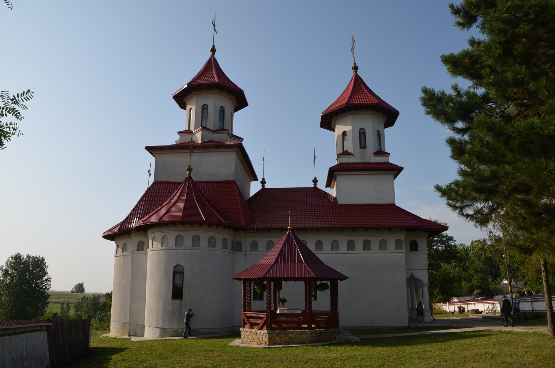 Slujbă arhierească în Parohia Forăști: „Evanghelia nu e ca o carte de istorie”