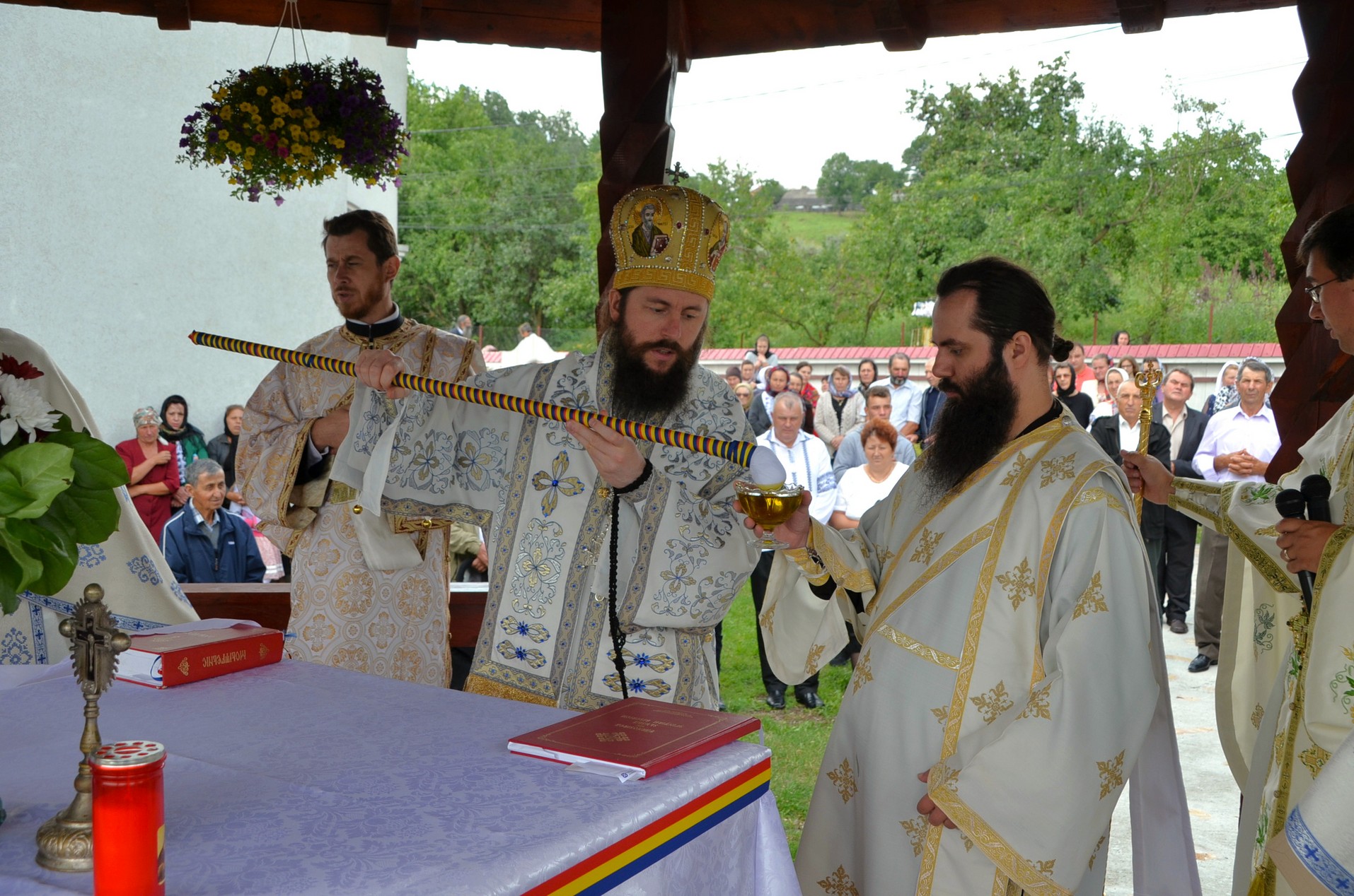 Slujbă arhierească în Parohia Forăști: „Evanghelia nu e ca o carte de istorie”