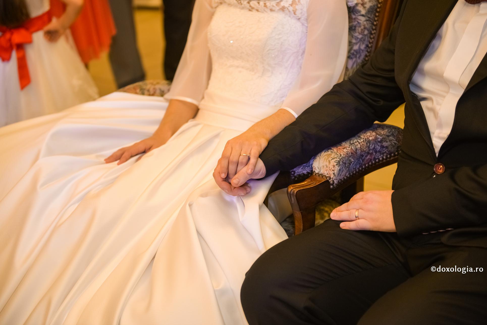 Soții trebuie să își poarte poverile unii altora / Foto: Oana Nechifor miri ținându-se de mână