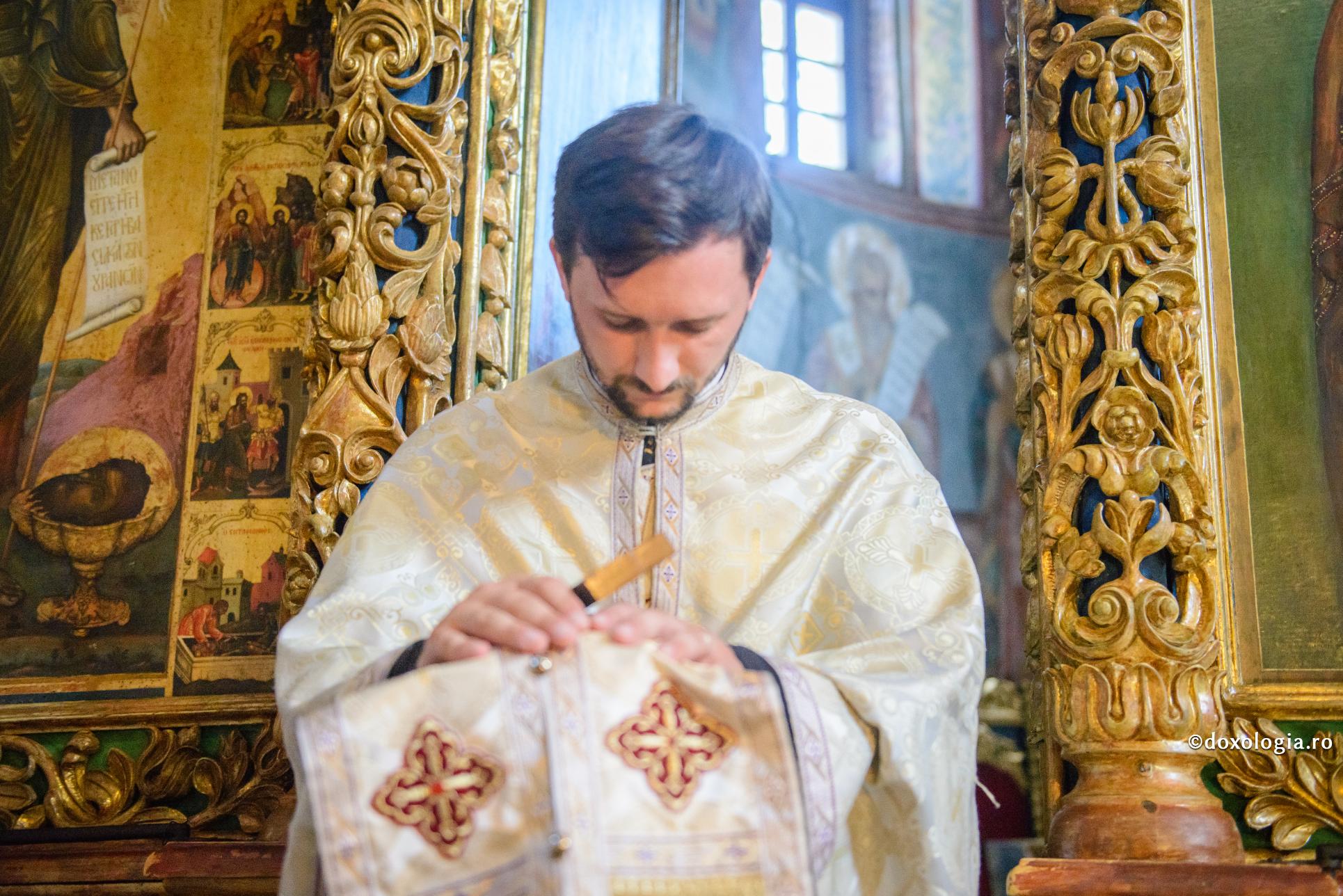 Spovedania nu este un instrument de disciplinare a copilului, ci o Taină dumnezeiască / Foto: Oana Nechifor preot cu epitrahilul pe capul unui credincios