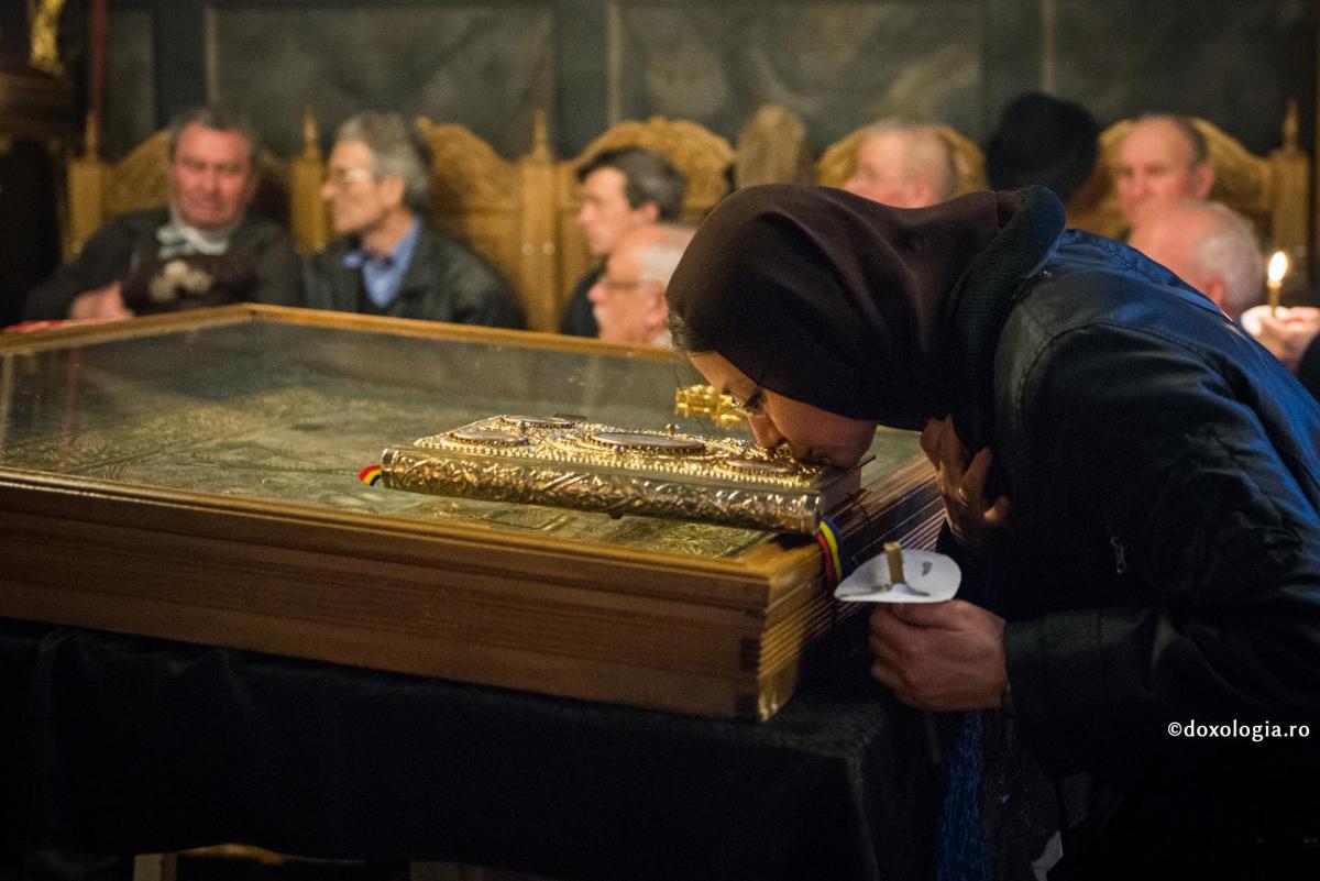 De ce trecem pe sub Epitaful Adormirii Maicii Domnului pe 14 august? / Foto: Oana Nechifor femeie sărutând Sfânta Evanghelie
