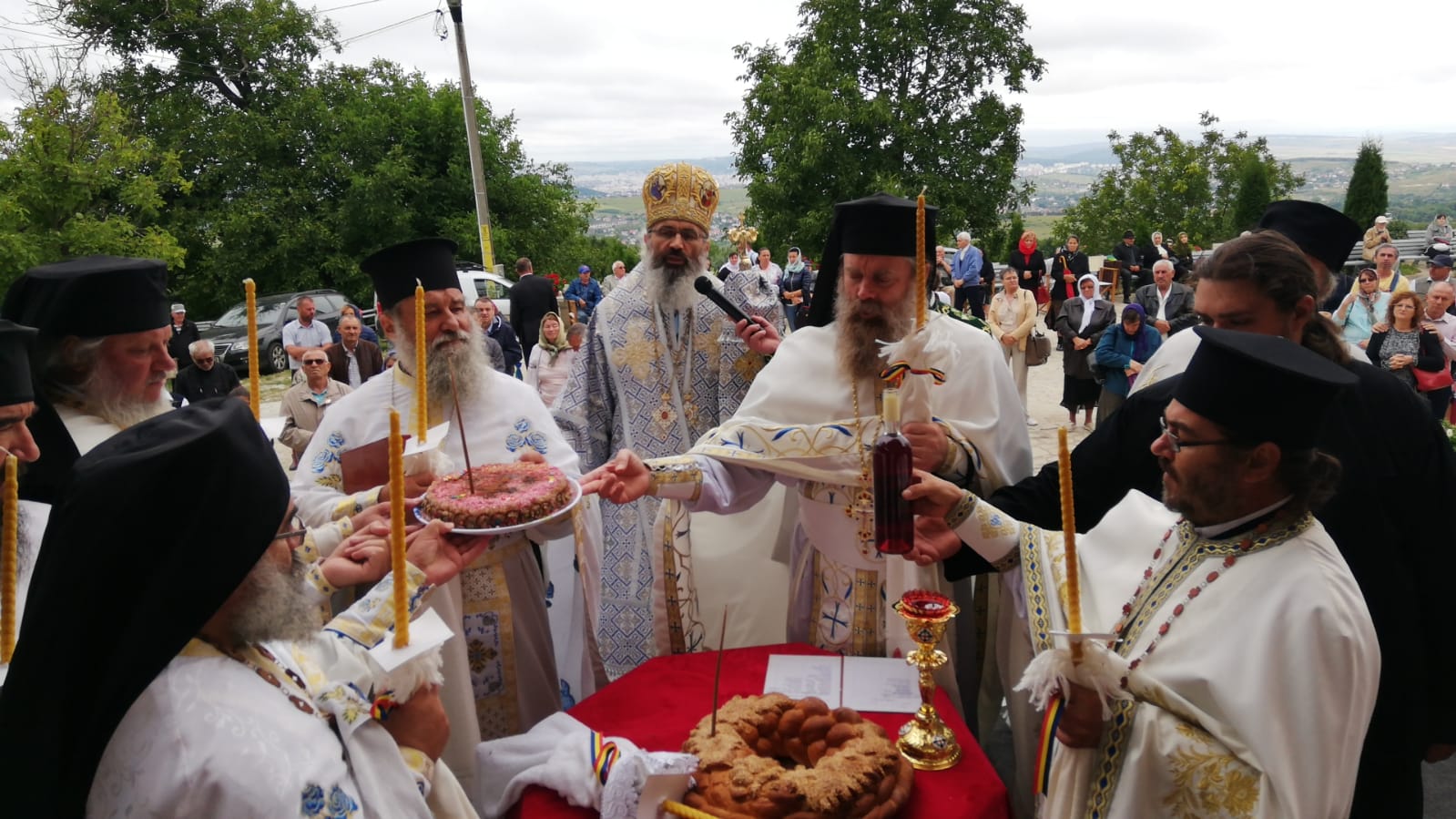 foto: arhid. Anton Mihai Mănăstirea Piatra Sfântă din județul Iași, în haine de sărbătoare: PS Antonie a slujit Sfânta Liturghie