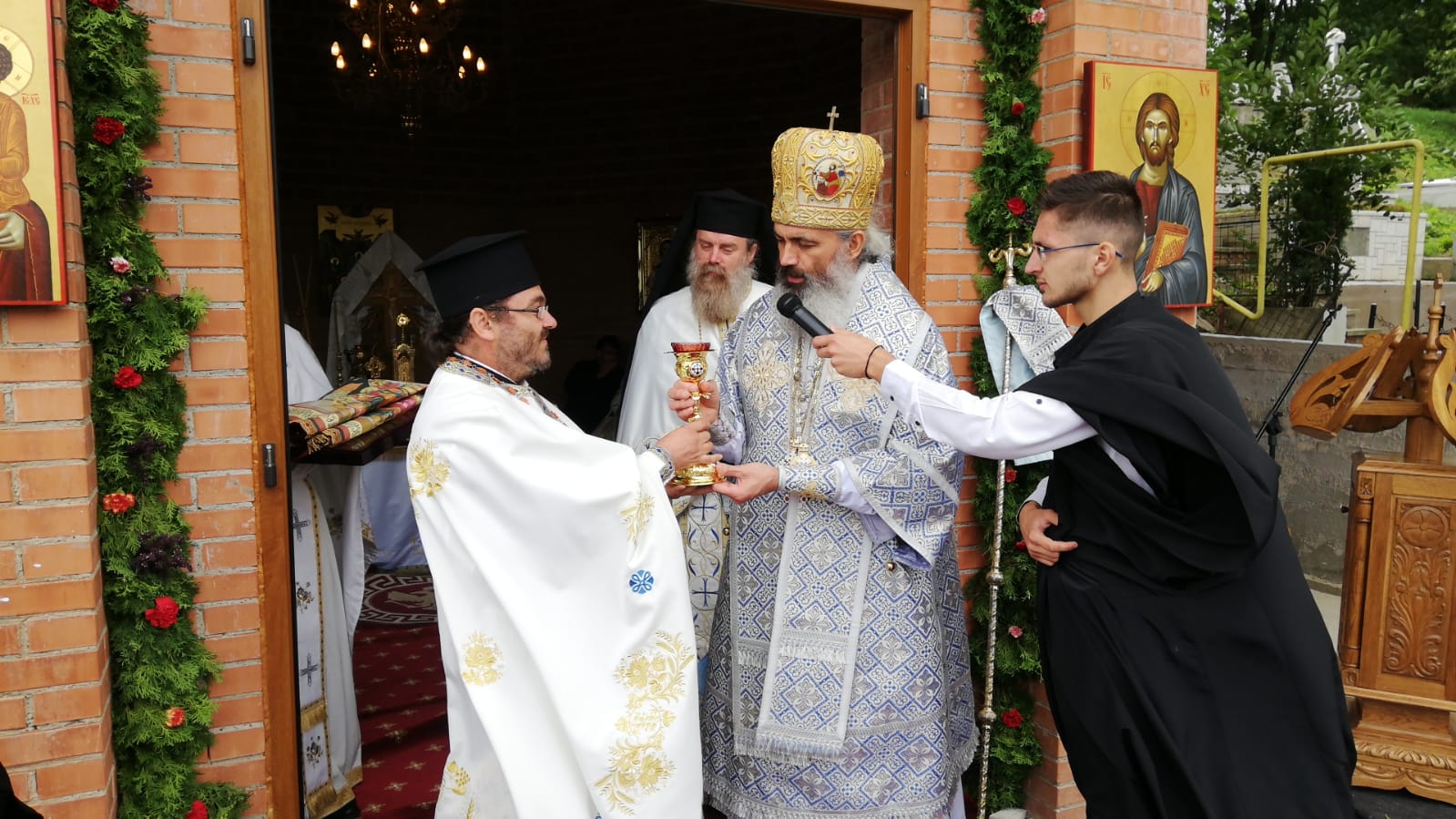 foto: arhid. Anton Mihai Mănăstirea Piatra Sfântă din județul Iași, în haine de sărbătoare: PS Antonie a slujit Sfânta Liturghie