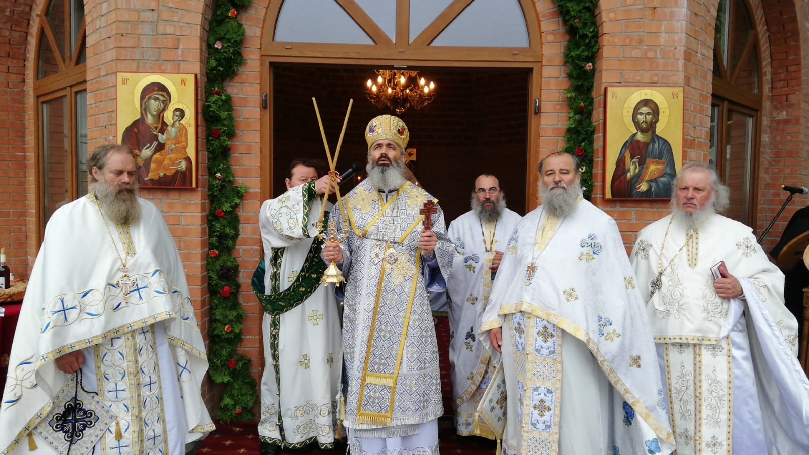 foto: arhid. Anton Mihai Mănăstirea Piatra Sfântă din județul Iași, în haine de sărbătoare: PS Antonie a slujit Sfânta Liturghie