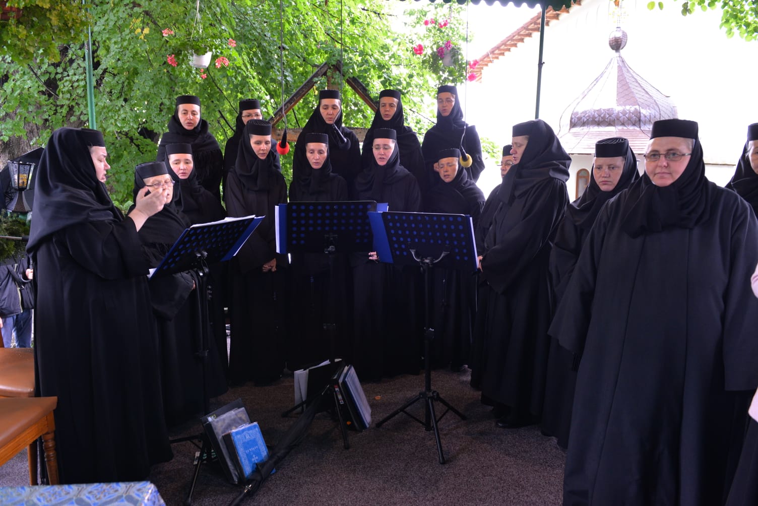 Sărbătorile Mănăstirii Văratec - doi ierarhi au slujit de sărbătoarea Adormirii Maicii Domnului