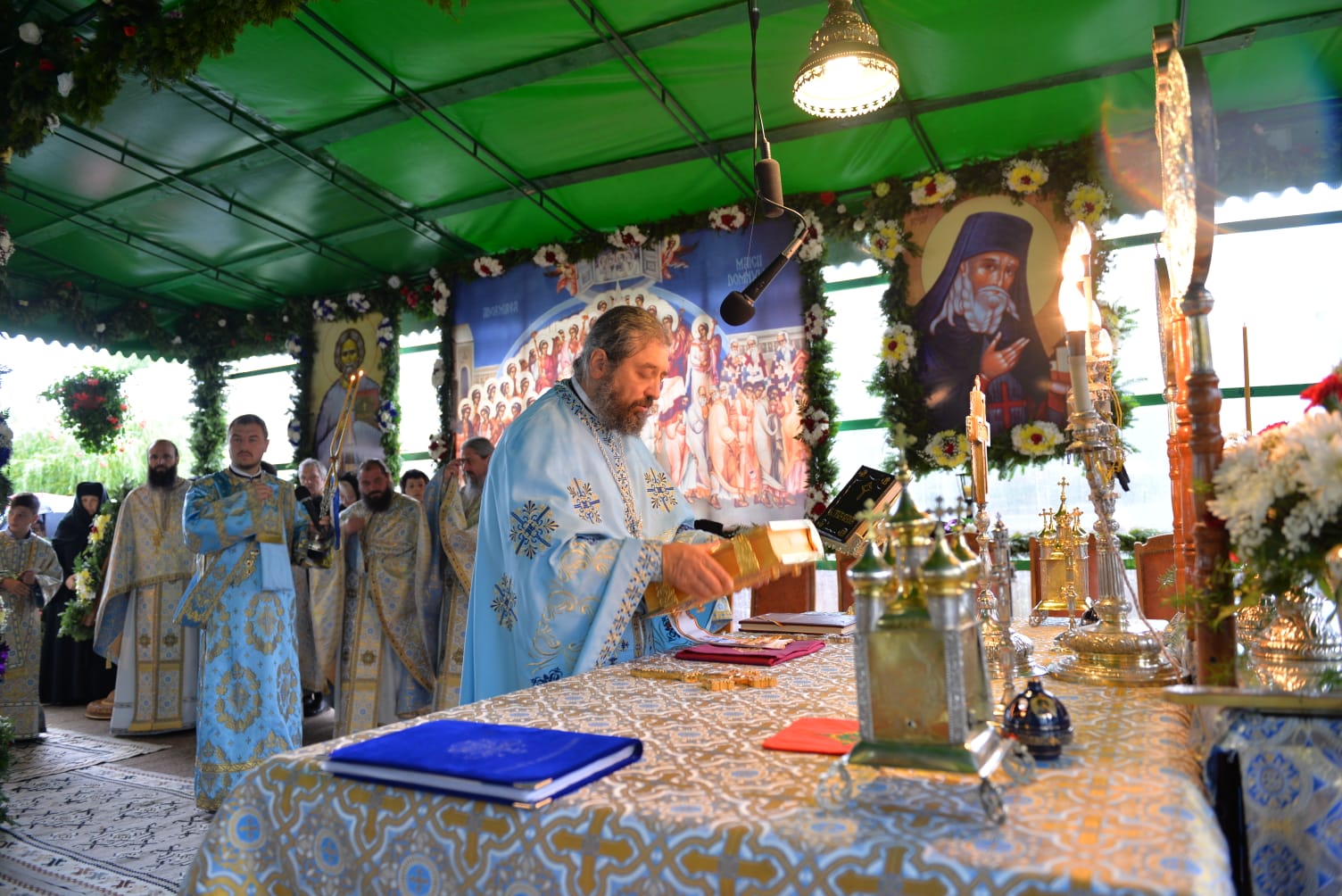Sărbătorile Mănăstirii Văratec - doi ierarhi au slujit de sărbătoarea Adormirii Maicii Domnului