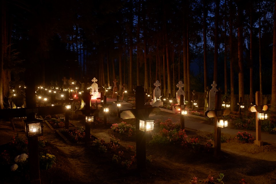 (Video) Să ne plecăm genunchii la mormintele părinților de la Sihăstria!