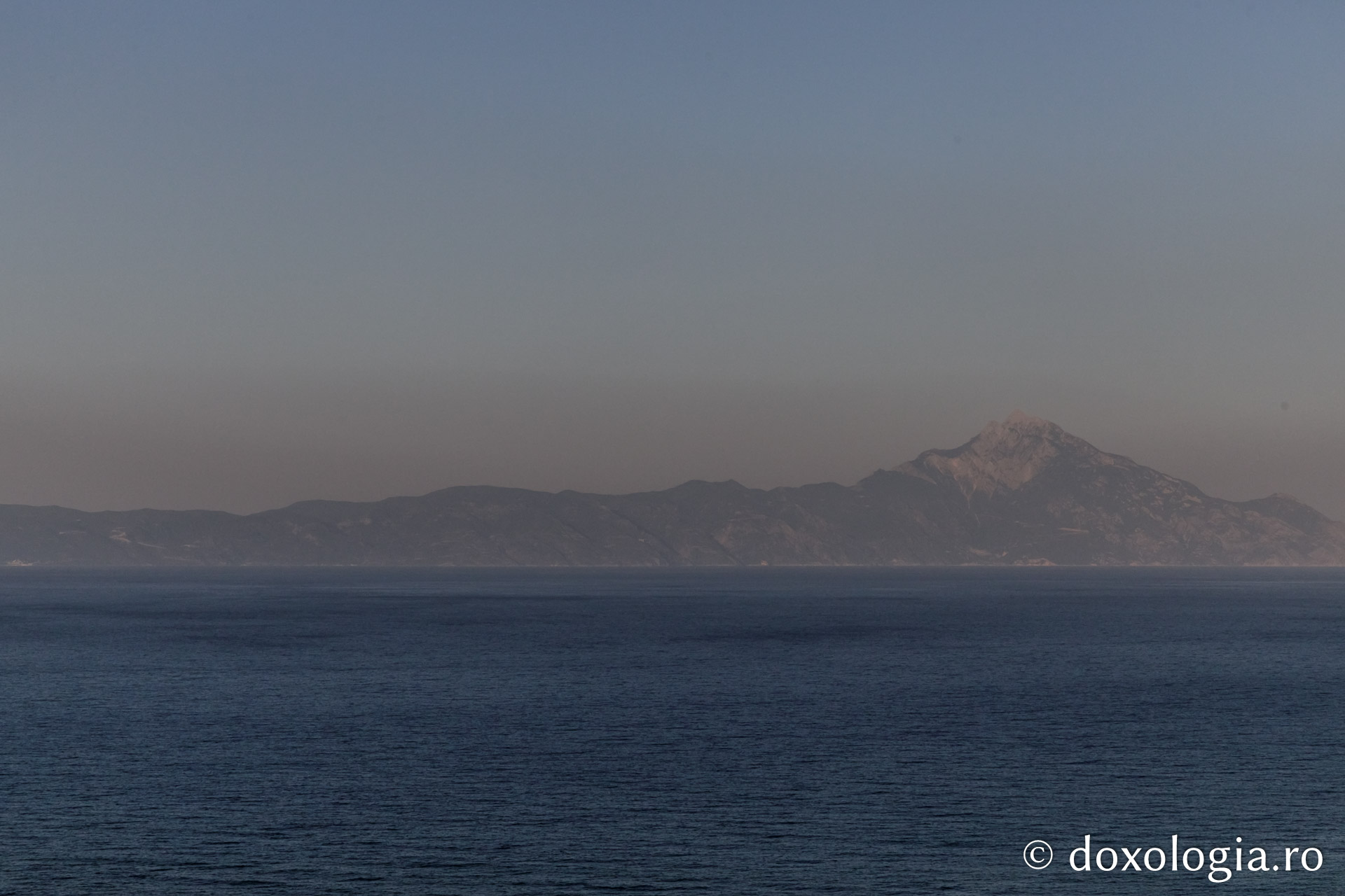 (Foto) Athosul văzut din peninsula Sithonia – Grecia