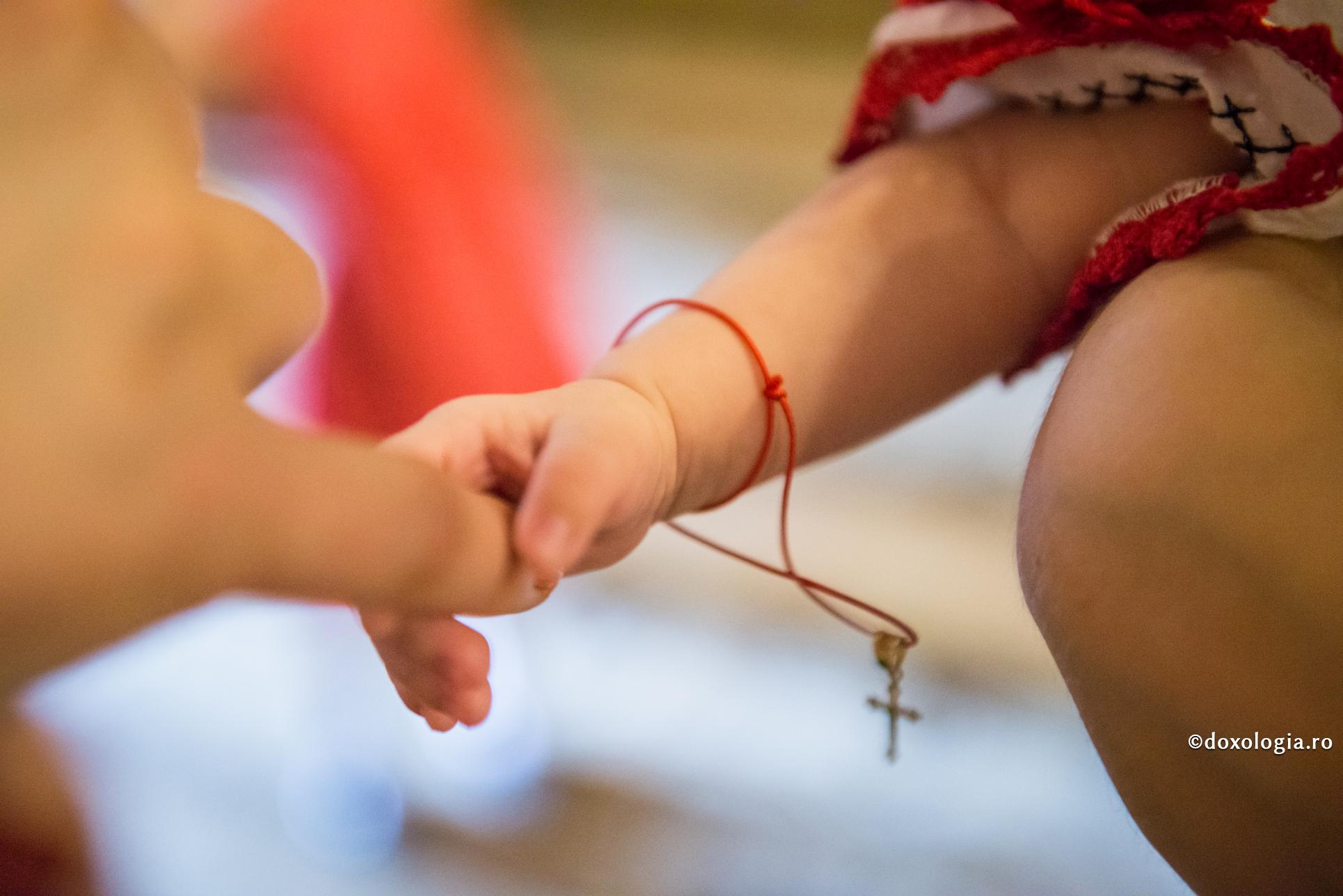 „Îi mulțumesc foarte mult Maicii Domnului și lui Dumnezeu pentru acest copil” / Foto: Oana Nechifor bebeluș prinzând degetul unui adult