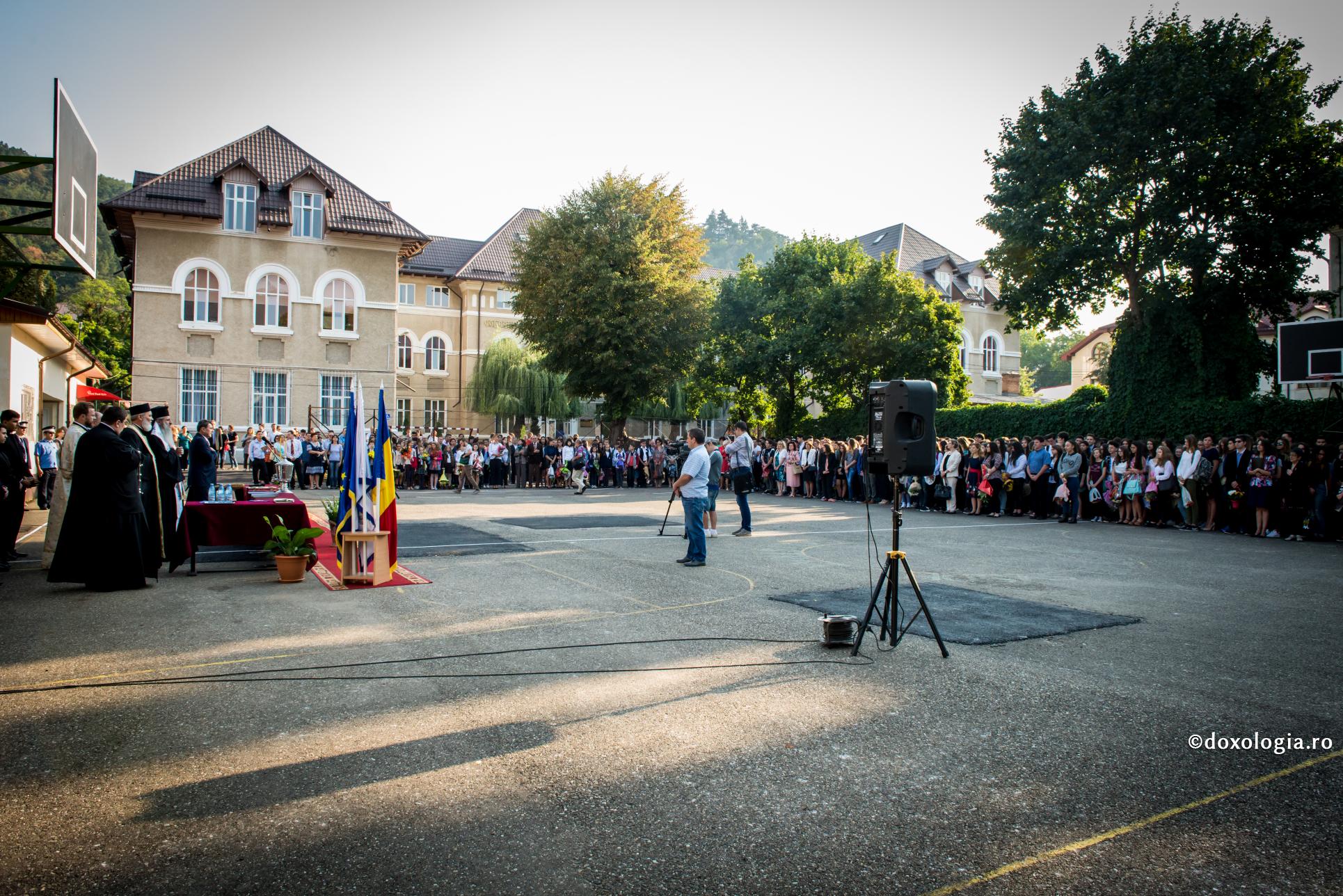 Precizări cu privire la cadrul constituțional și legal, referitor la săvârşirea slujbelor religioase în unităţile de învăţământ, la începutul anului școlar
