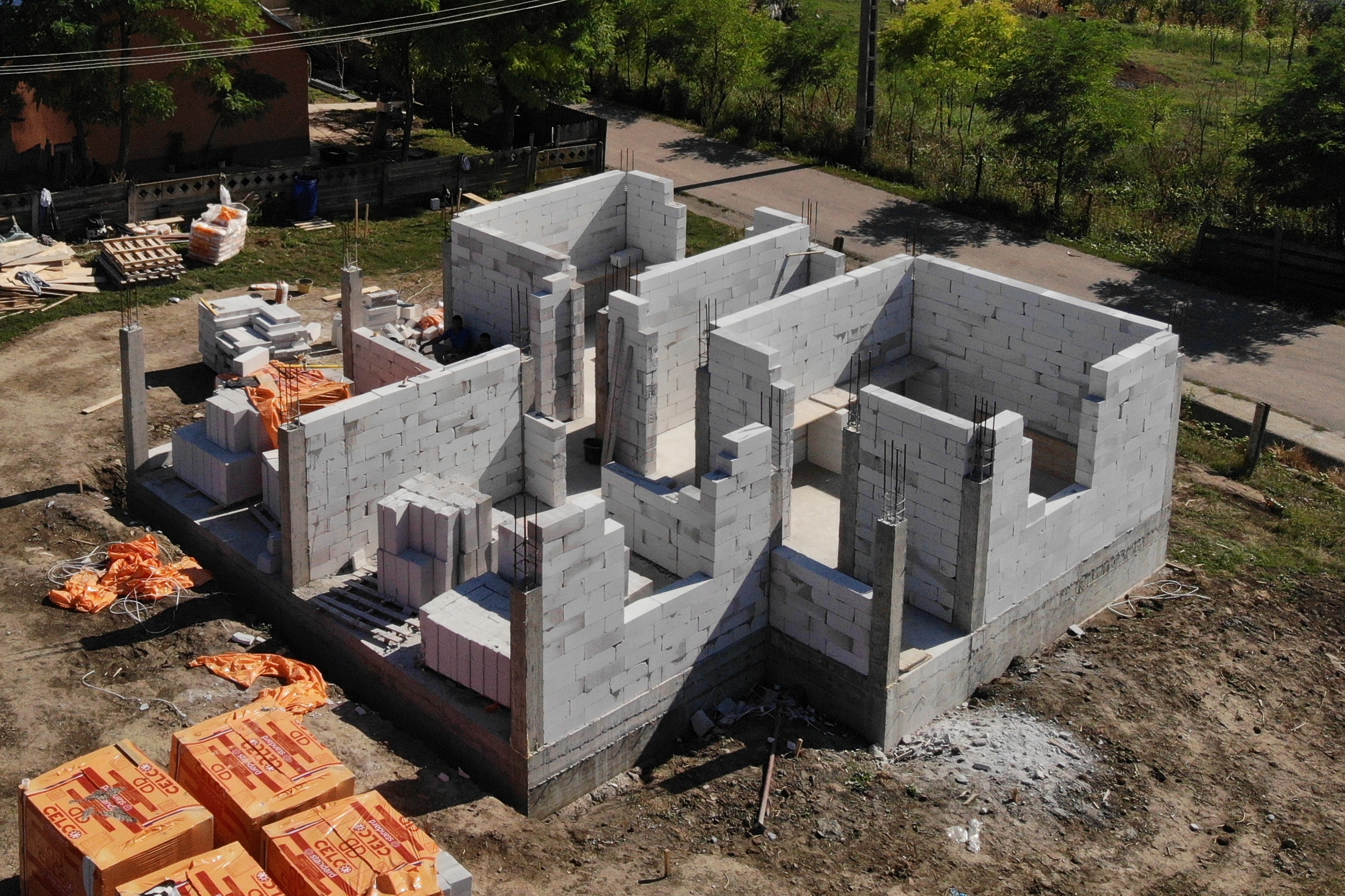 Casă pentru o familie nevoiașă, ridicată de Mănăstirea Hadâmbu