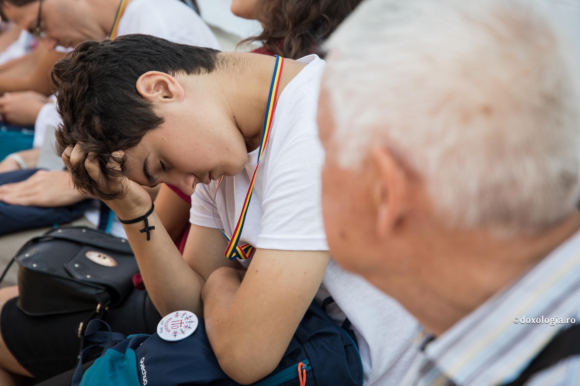 Posibile obstacole ce pot apărea în comunicarea dintre părinți și adolescenți / Foto: Oana Nechifor tânăr sprijinindu-și capul în mână