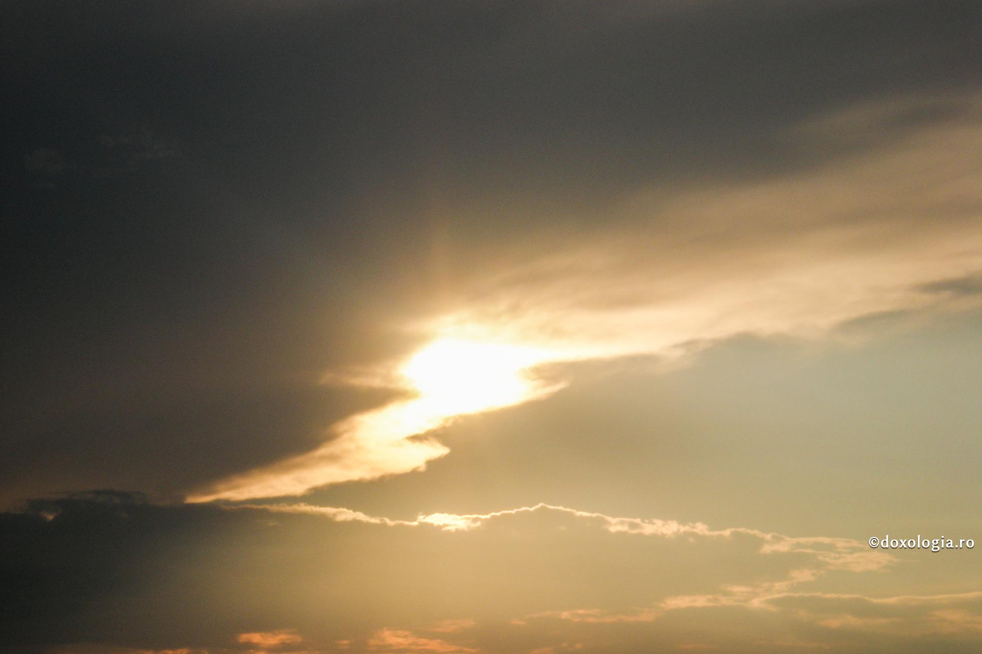 soare între nori