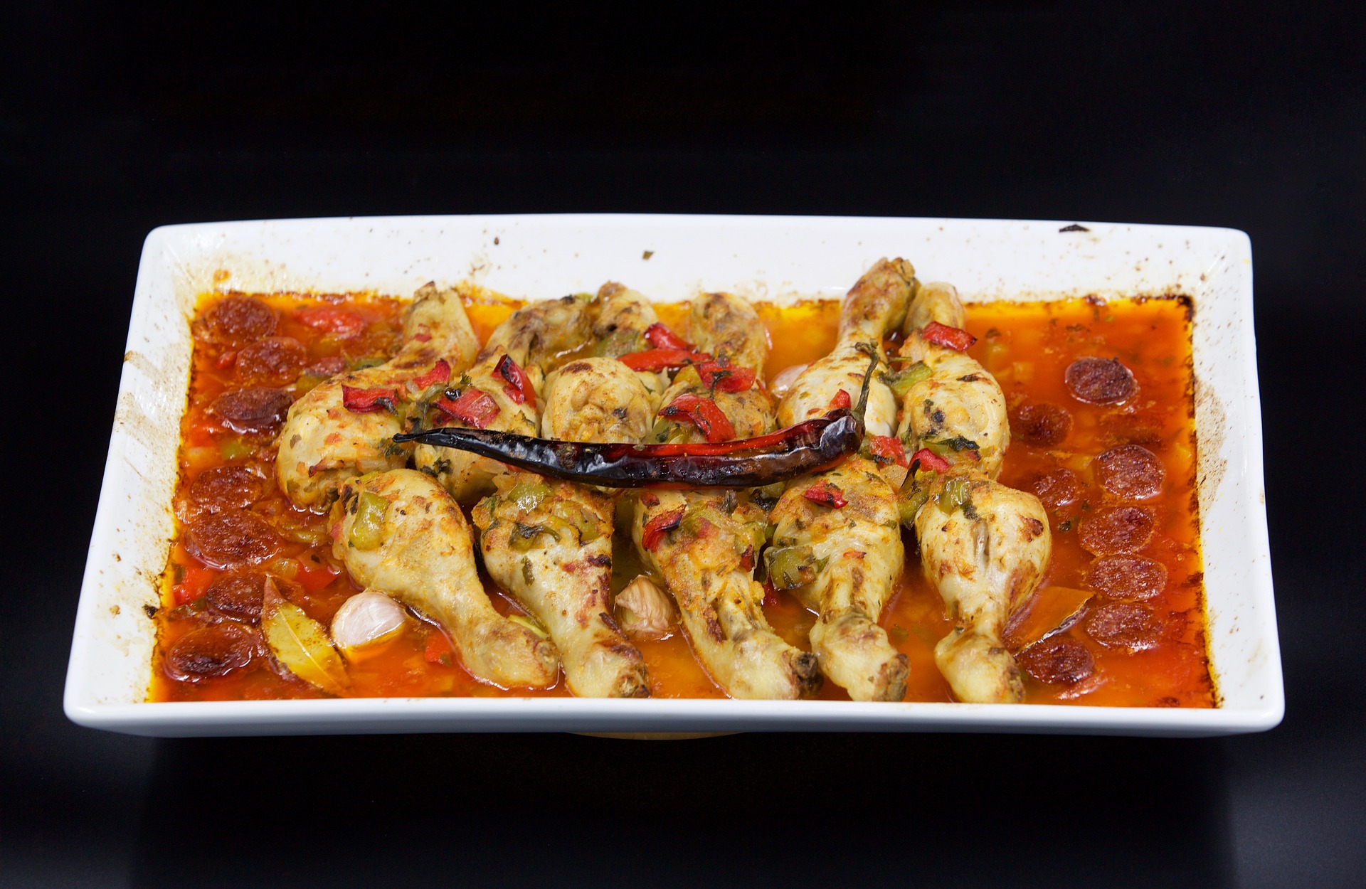 Copănele de pui cu roșii la cuptor Copănele de pui cu roșii la cuptor