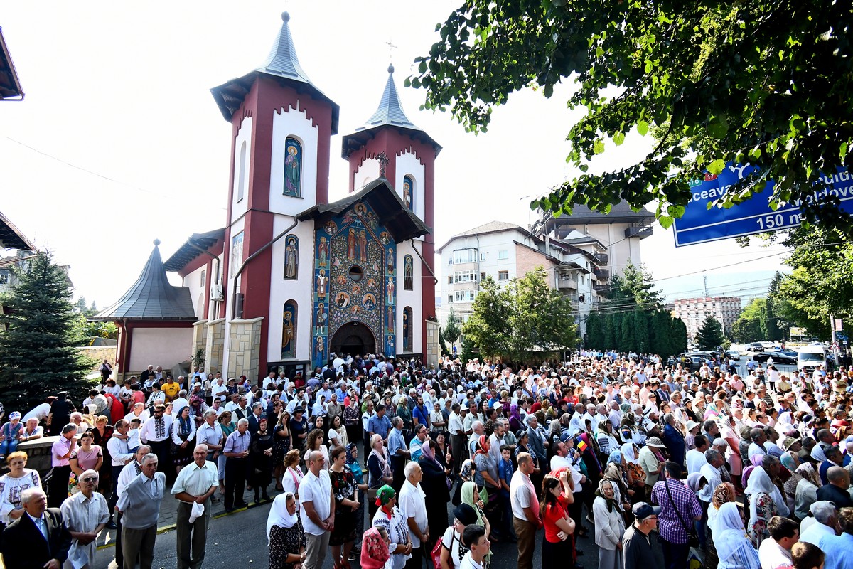 Biserica „Sfinţii Împăraţi Constantin şi Elena” din Gura Humorului a primit veşmântul sfinţirii