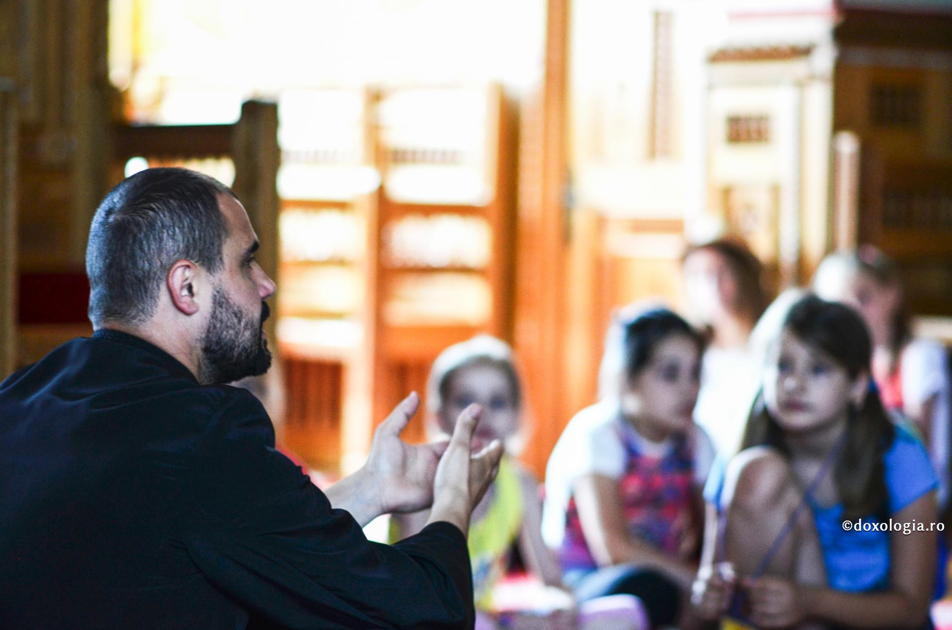 Cum le vorbim copiilor noștri despre Dumnezeu? / Foto: Valentina Bîrgăoanu preot vorbind cu copiii