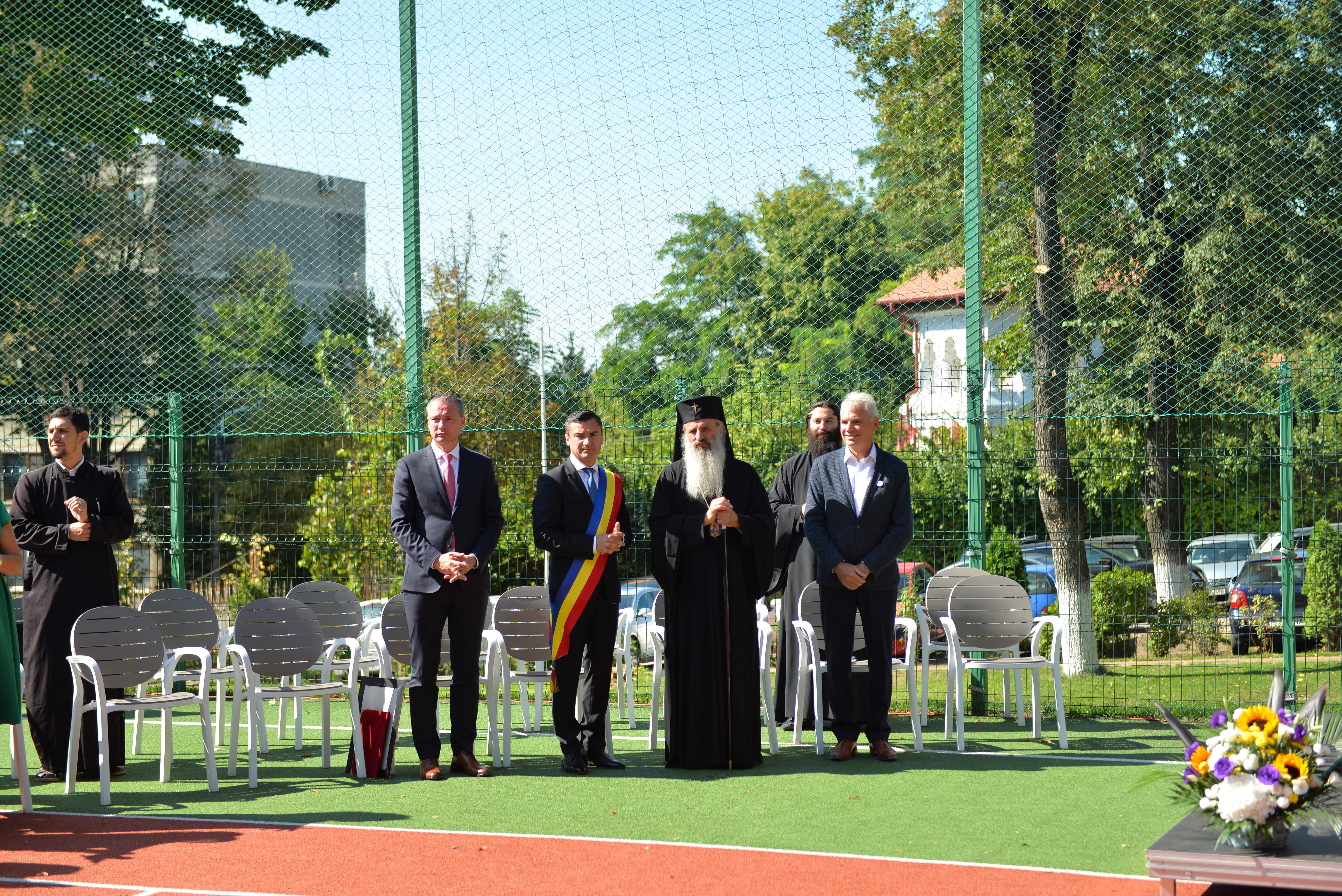 Binecuvântare arhierească pentru elevii ieşeni la început de an şcolar: „Şcoala românească are nevoie imensă de cerul credinţei, de lumina rugăciunii“