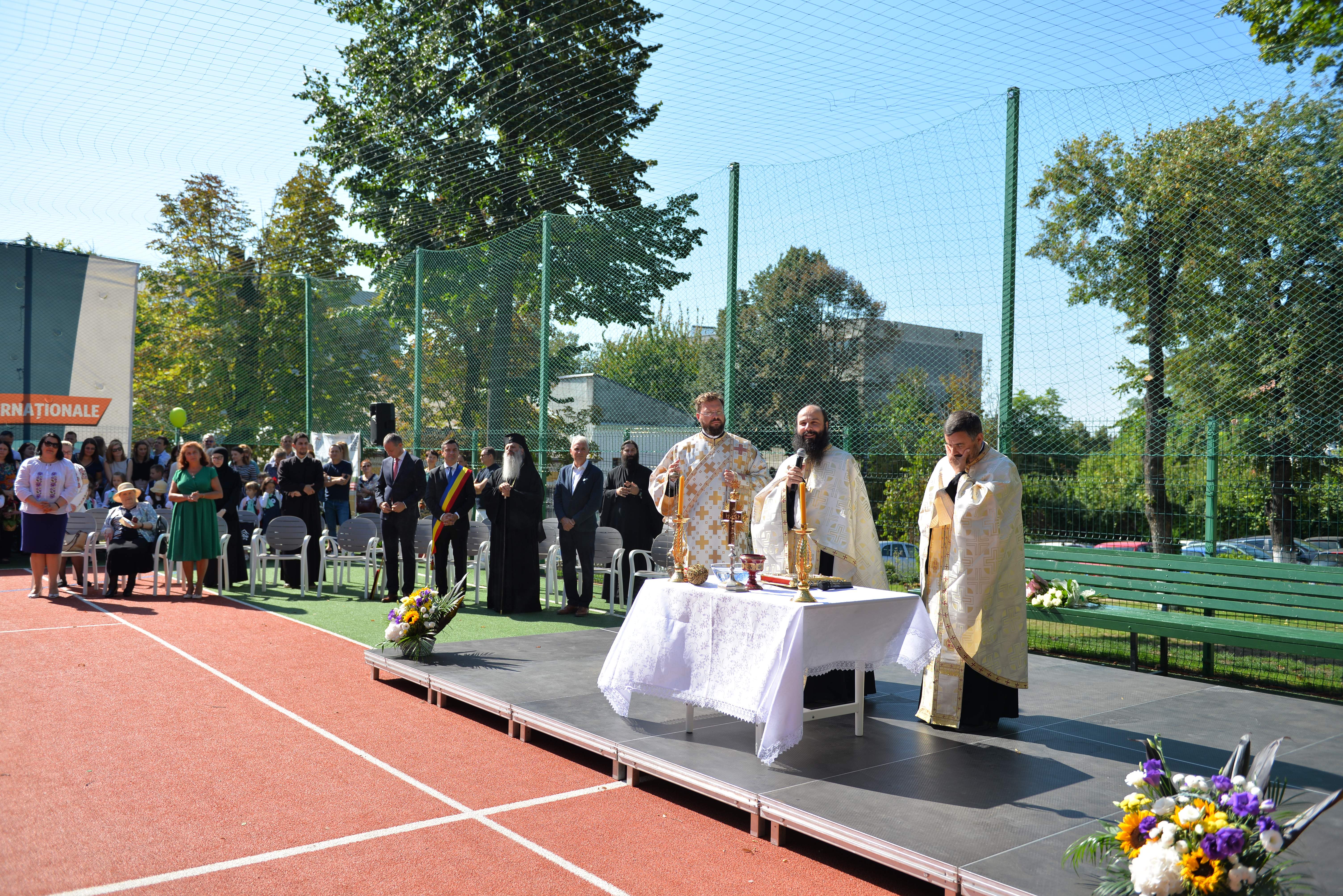 Binecuvântare arhierească pentru elevii ieşeni la început de an şcolar: „Şcoala românească are nevoie imensă de cerul credinţei, de lumina rugăciunii“