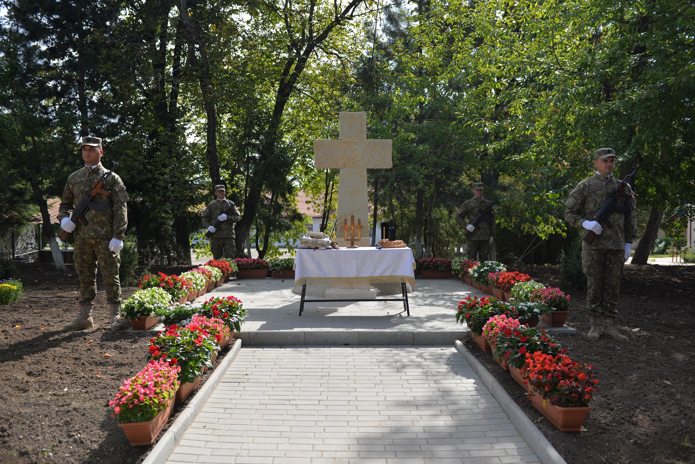 (Video) Troița ridicată în memoria eroilor militari români la Batalionul 151 Infanterie a fost sfințită