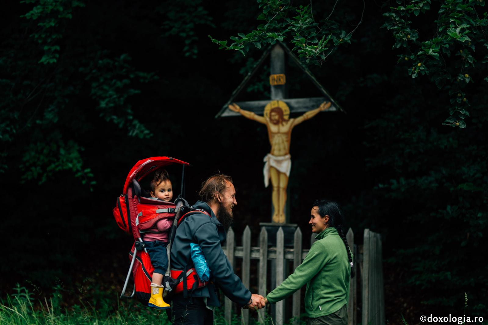 Poți fi misionar în propria familie? / Foto: Pr. Benedict Both familie lângă troiță