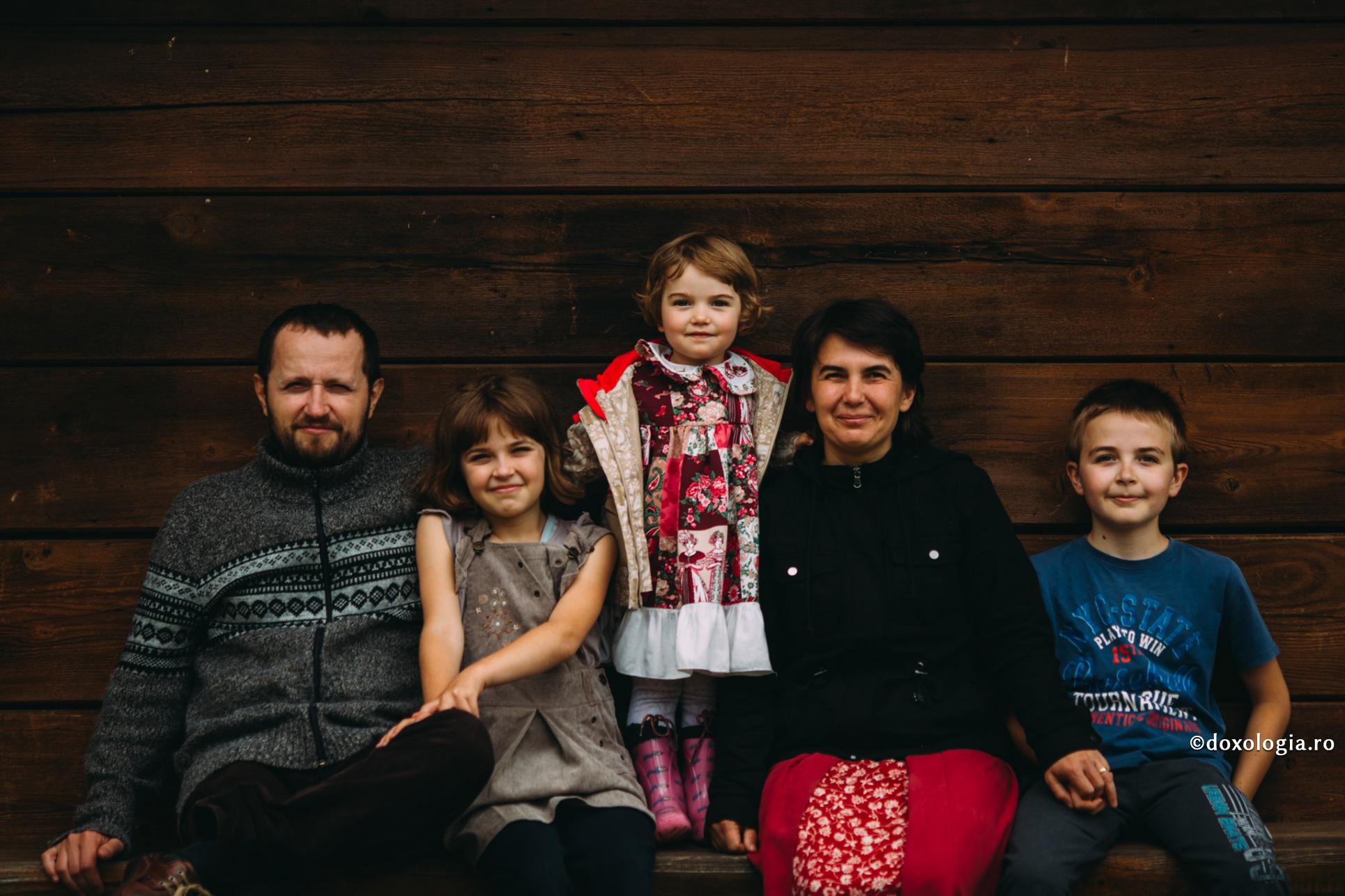 Familia creștină este sfințită și ocrotită de harul lui Dumnezeu / Foto: Pr. Benedict Both familie cu copii
