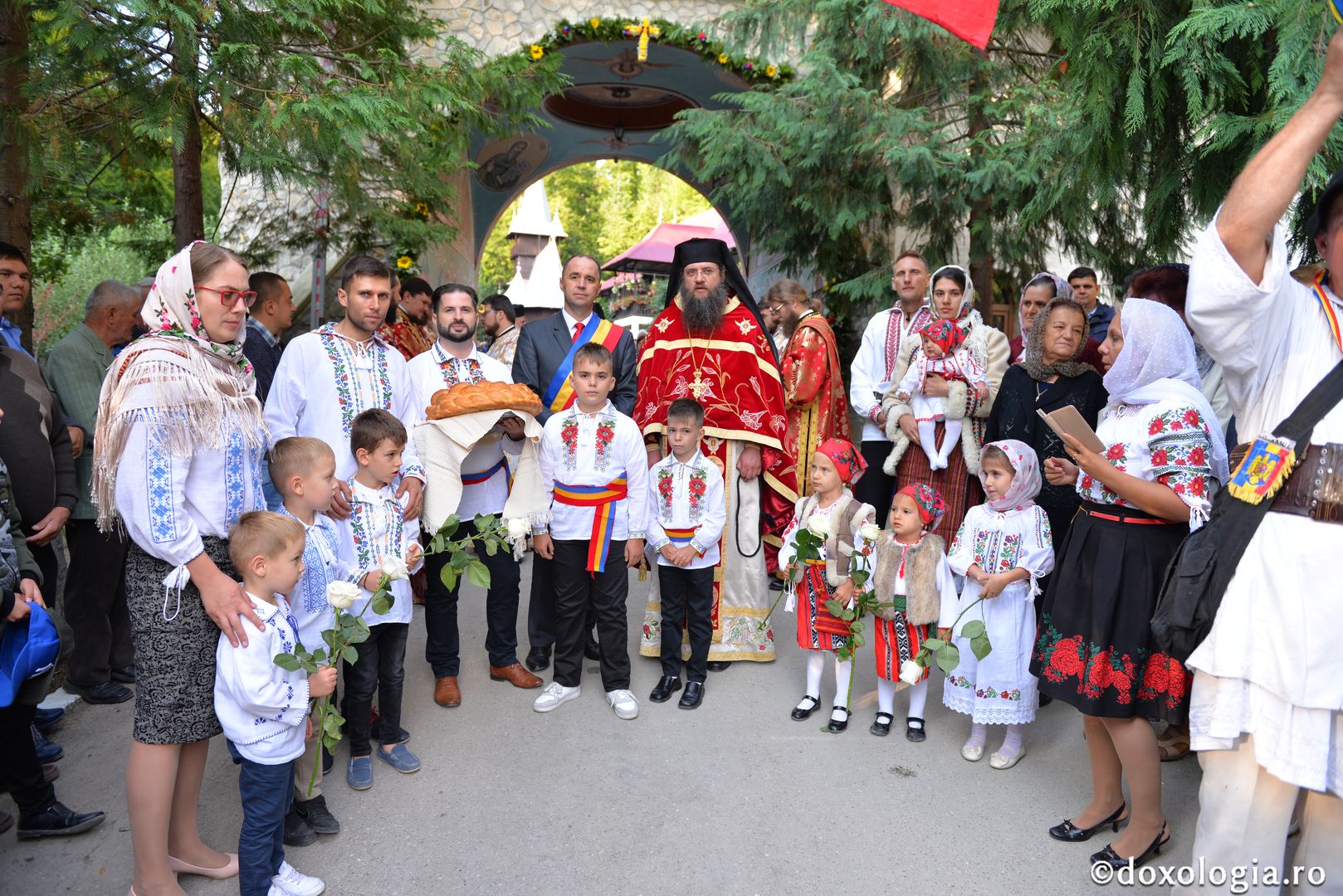 Slujbă arhierească la hramul Mănăstirii „Sfânta Cruce” din Brusturi – Neamț