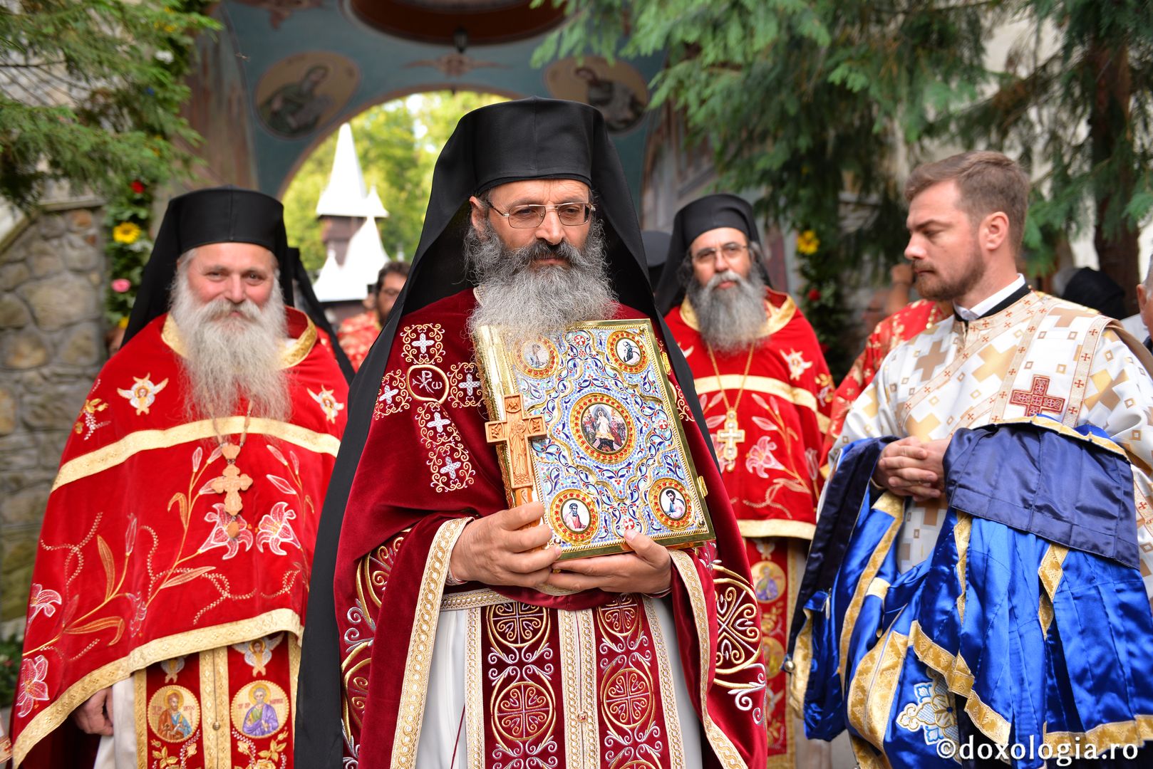 Slujbă arhierească la hramul Mănăstirii „Sfânta Cruce” din Brusturi – Neamț