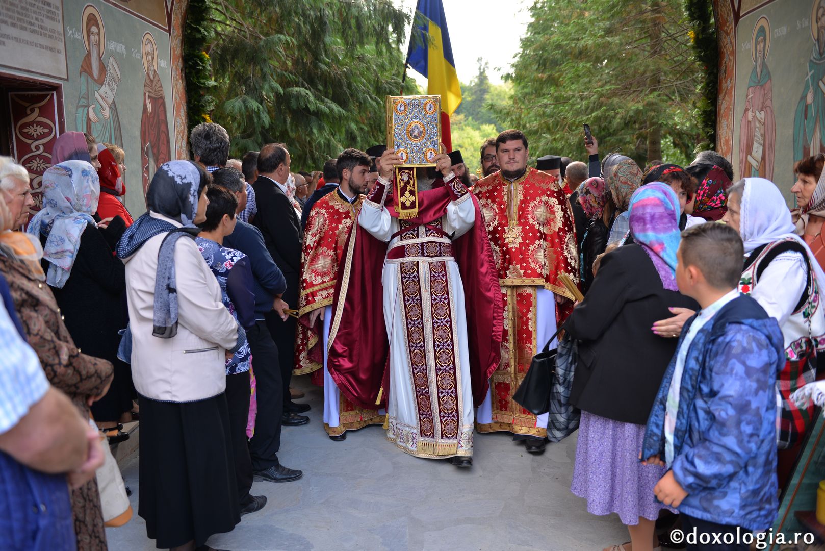 Slujbă arhierească la hramul Mănăstirii „Sfânta Cruce” din Brusturi – Neamț