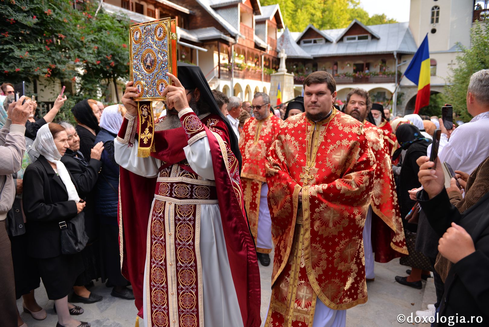 Slujbă arhierească la hramul Mănăstirii „Sfânta Cruce” din Brusturi – Neamț