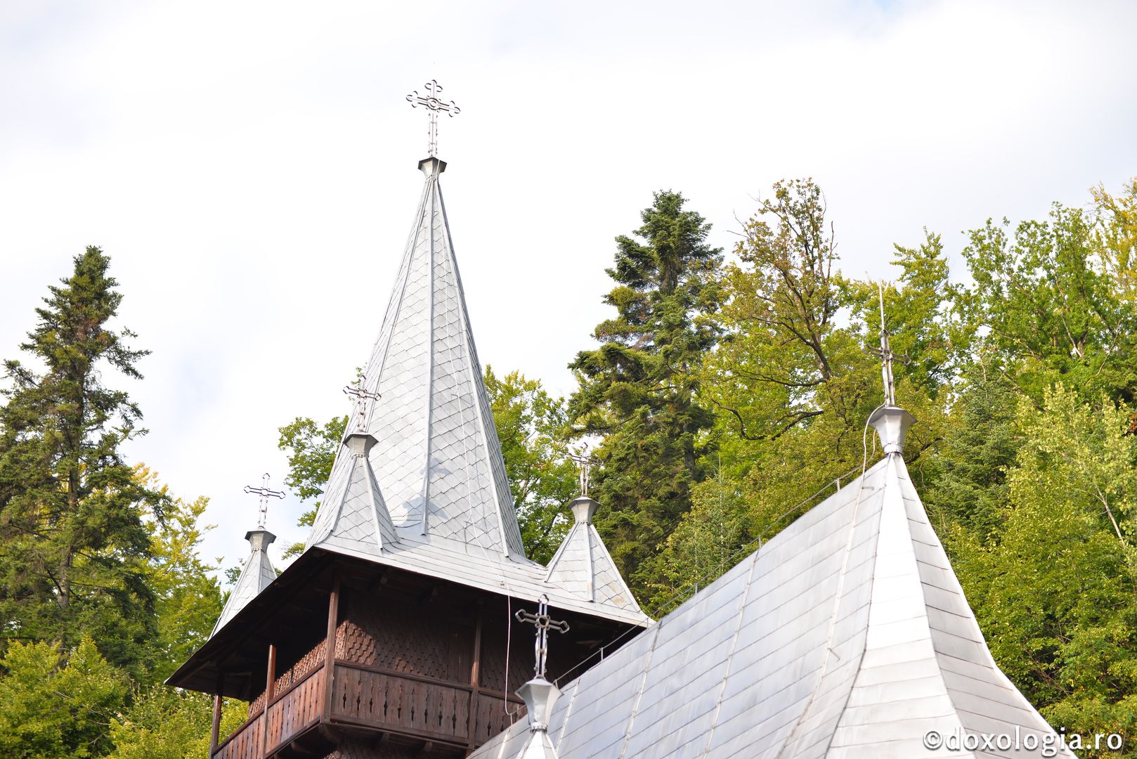 Slujbă arhierească la hramul Mănăstirii „Sfânta Cruce” din Brusturi – Neamț