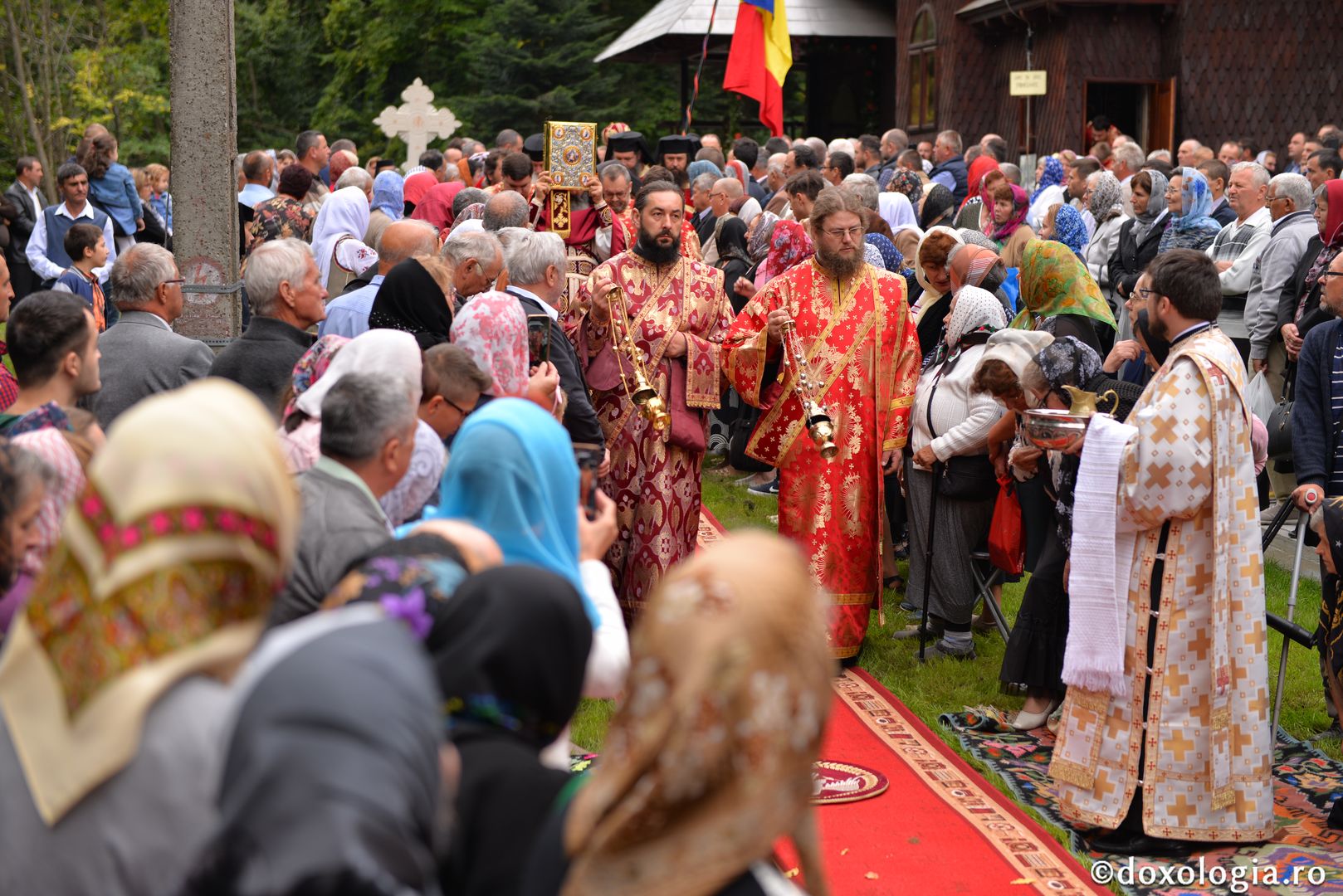 Slujbă arhierească la hramul Mănăstirii „Sfânta Cruce” din Brusturi – Neamț