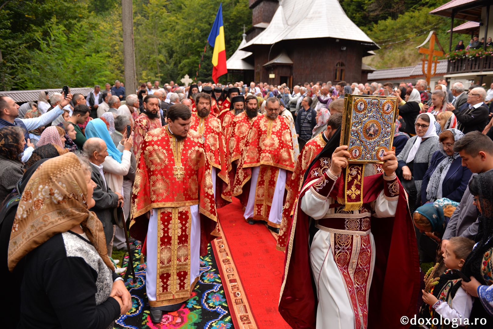 Slujbă arhierească la hramul Mănăstirii „Sfânta Cruce” din Brusturi – Neamț
