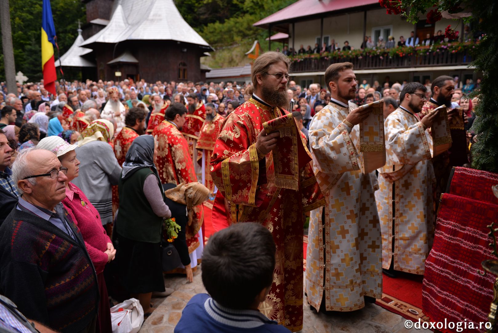 Slujbă arhierească la hramul Mănăstirii „Sfânta Cruce” din Brusturi – Neamț