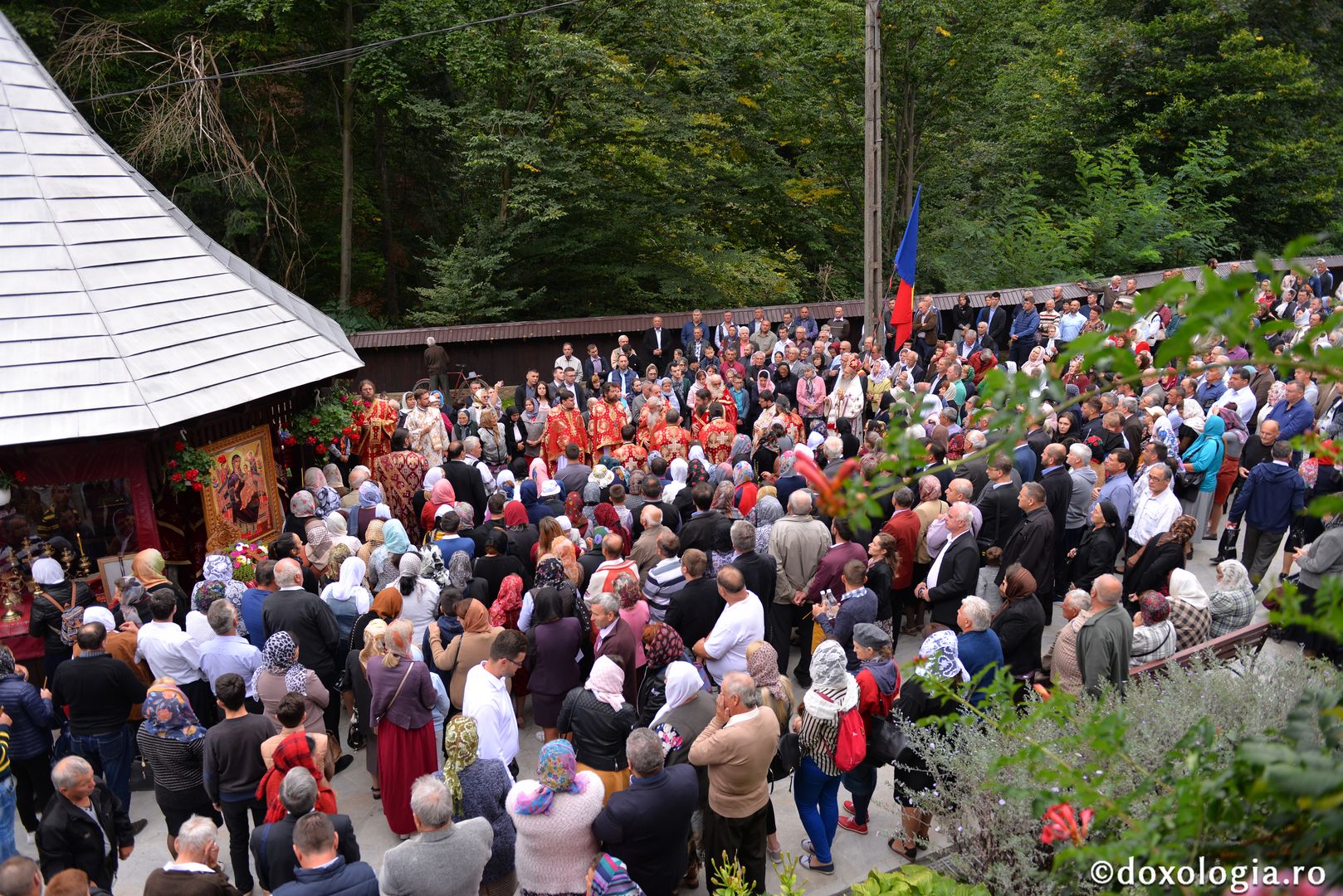 Slujbă arhierească la hramul Mănăstirii „Sfânta Cruce” din Brusturi – Neamț