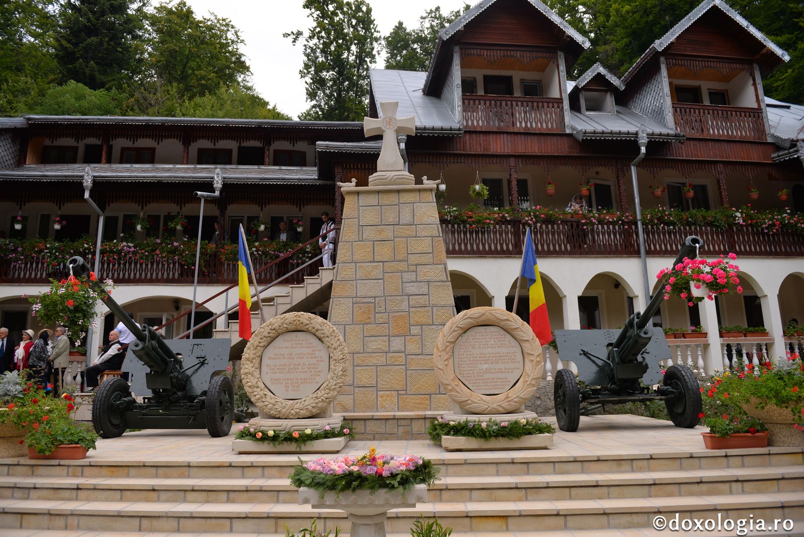 Slujbă arhierească la hramul Mănăstirii „Sfânta Cruce” din Brusturi – Neamț