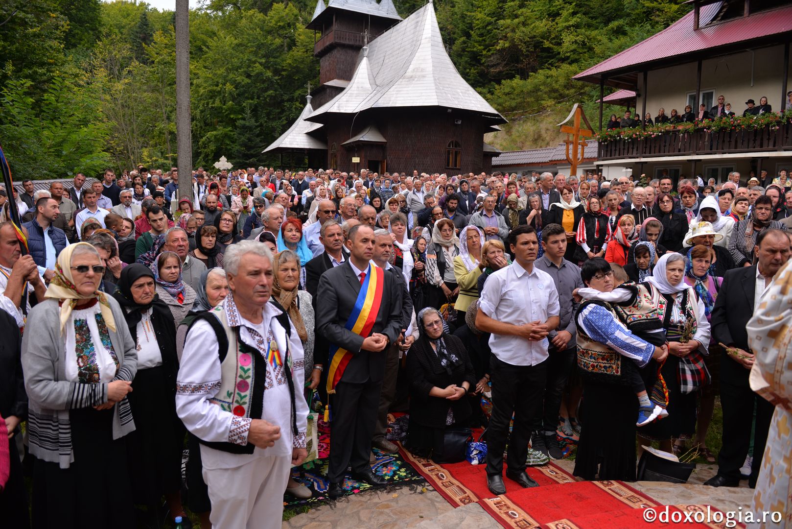 Slujbă arhierească la hramul Mănăstirii „Sfânta Cruce” din Brusturi – Neamț