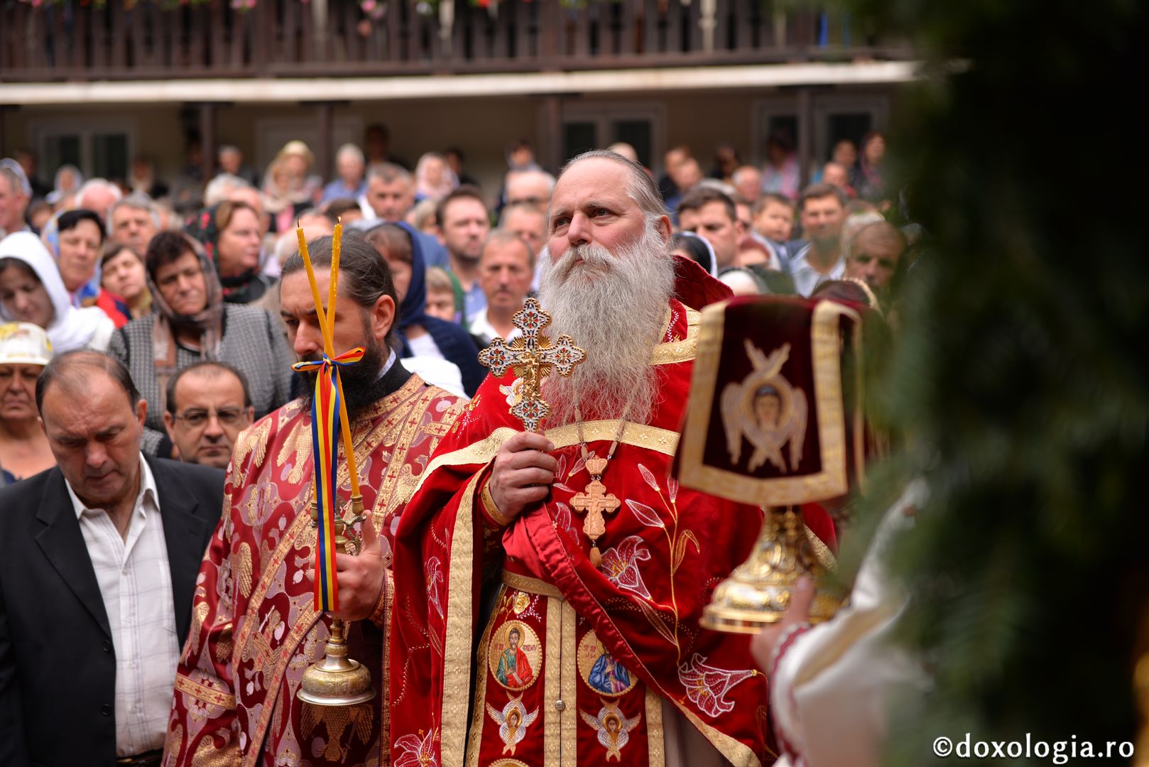 Slujbă arhierească la hramul Mănăstirii „Sfânta Cruce” din Brusturi – Neamț