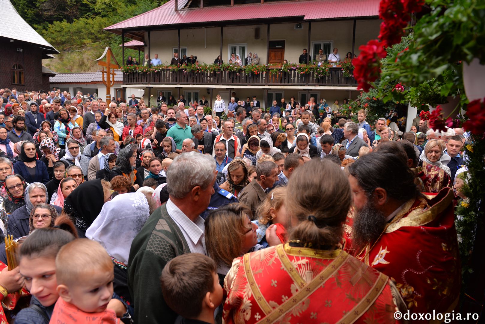 Slujbă arhierească la hramul Mănăstirii „Sfânta Cruce” din Brusturi – Neamț